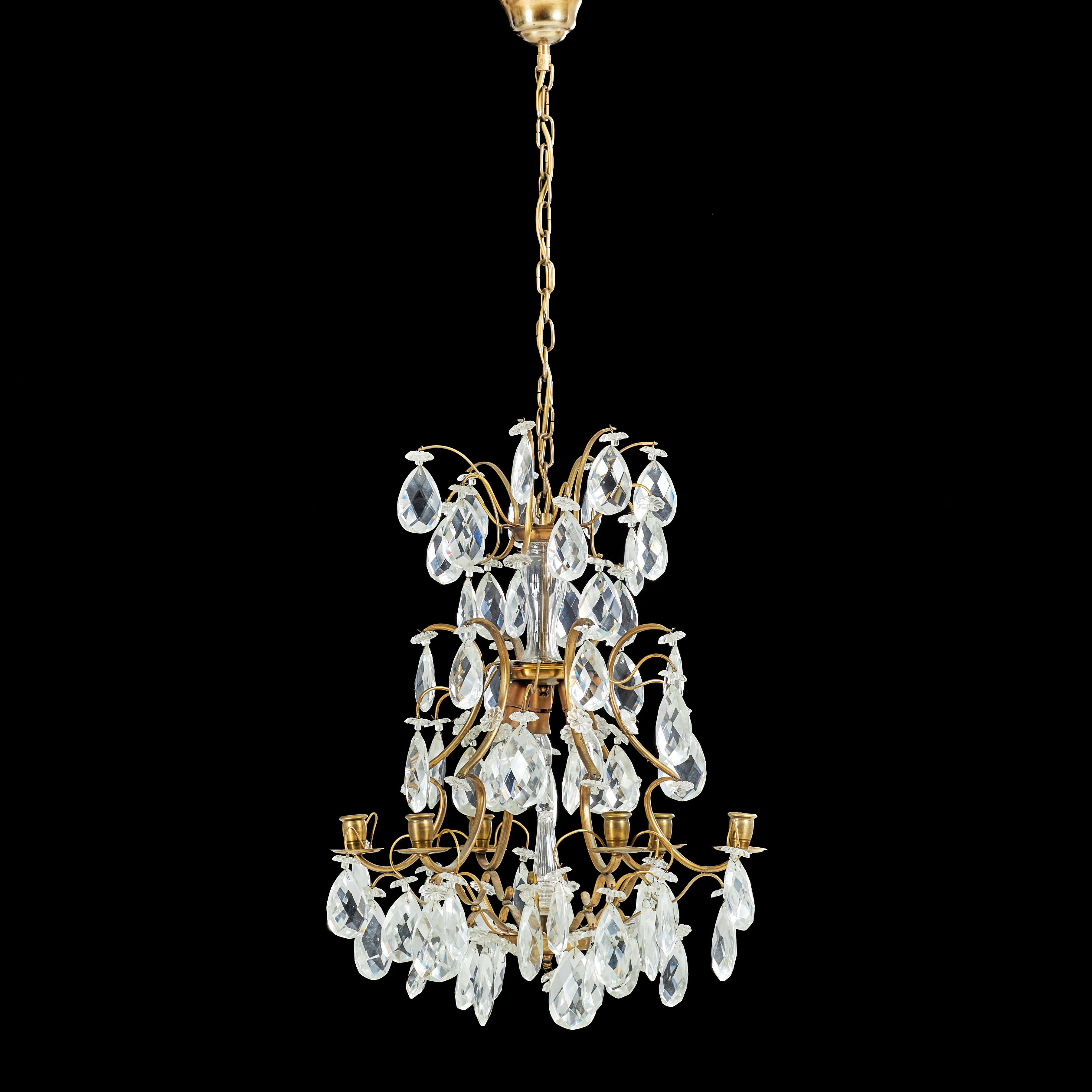 LJUSKRONA, 1900-talets första hälft, barock-stil, 6 ljusarmar, elektrifierad med 3 ljuspunkter, stomme i mässing, behängd med s.k. wachtelprismor.