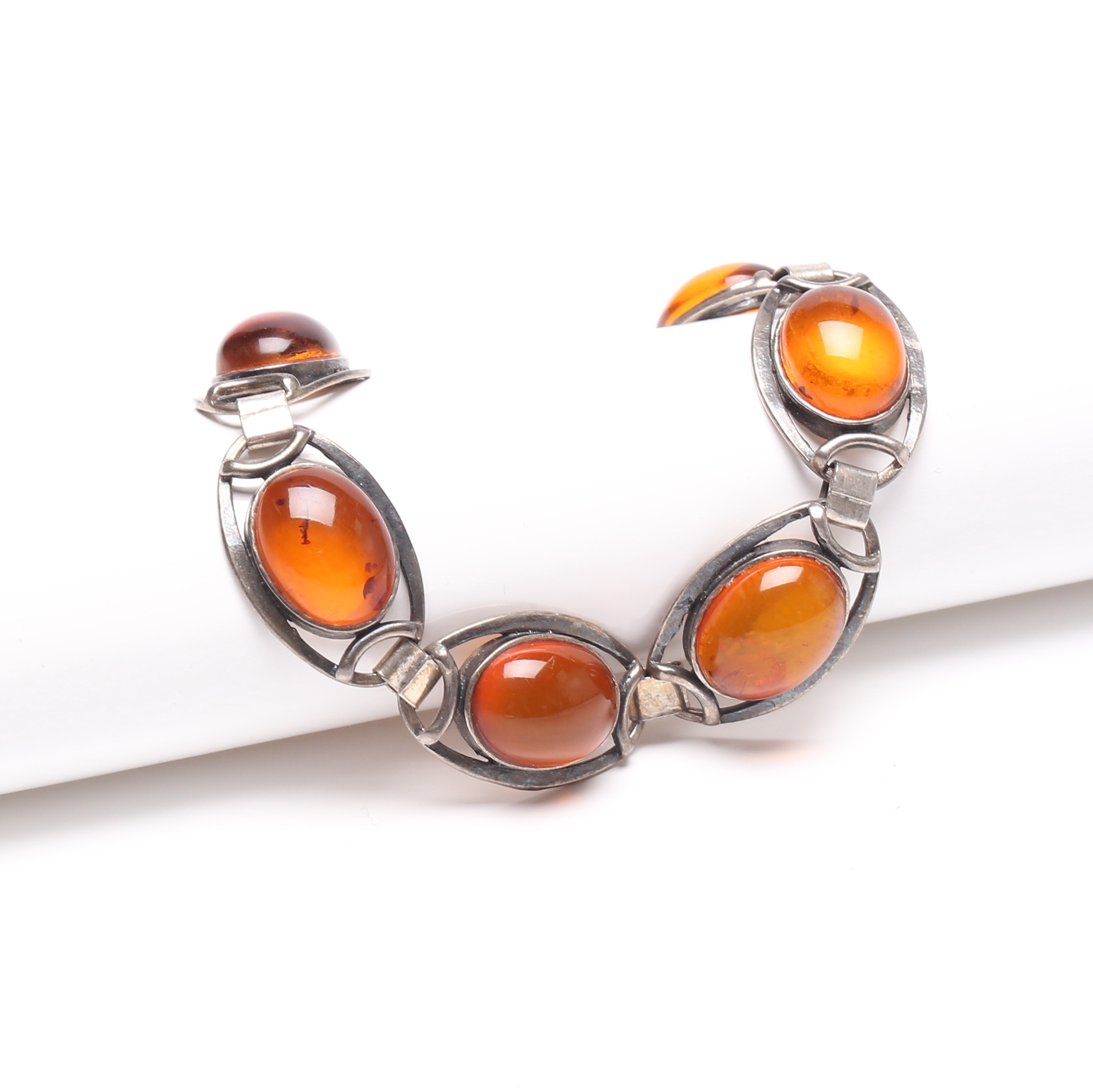 ARMBAND, silver samt troligen bärnsten, 1900-tal.