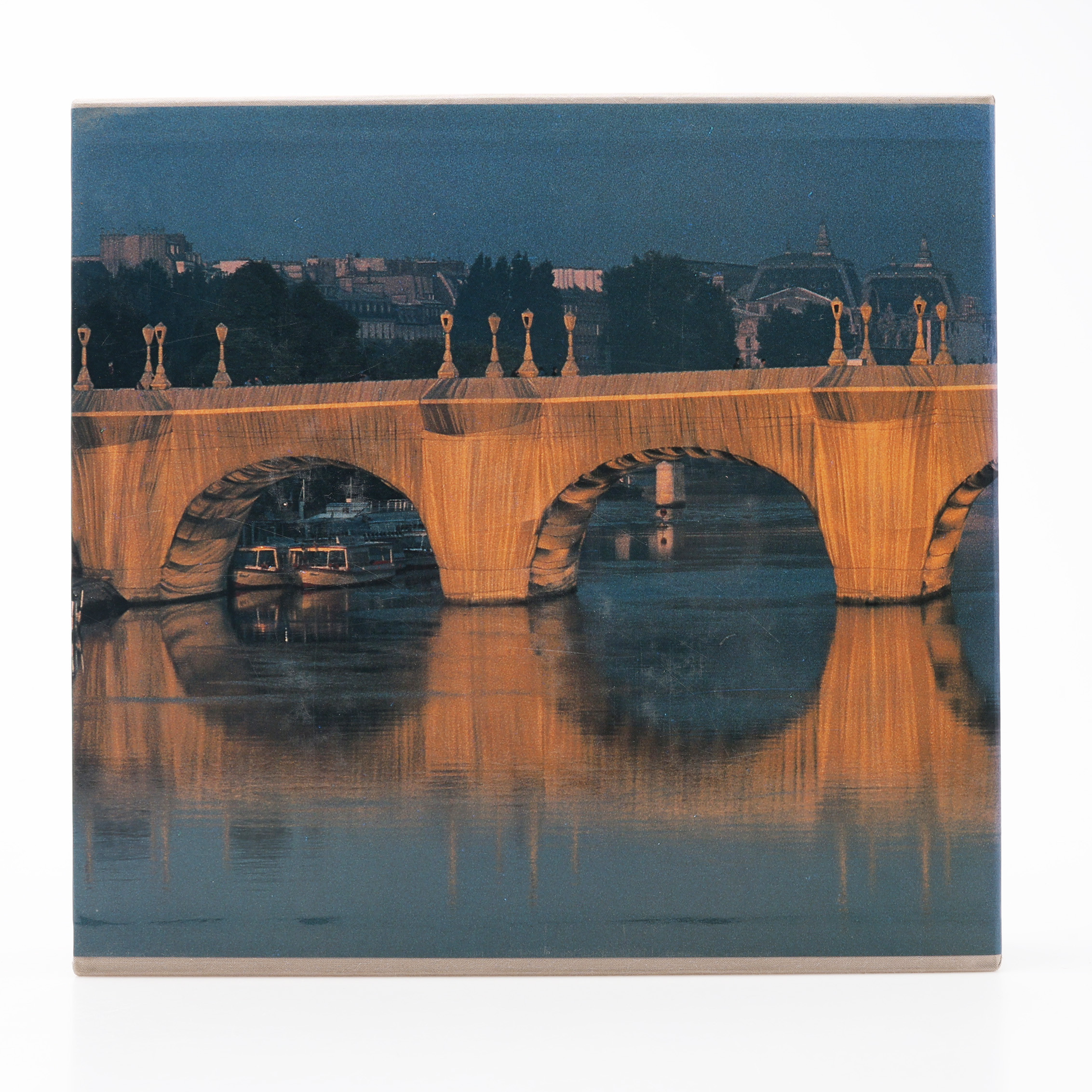 CHRISTOS RIKT OCH VACKERT ILLUSTRERADE THE PONT NEUF WRAPPED 1990 MED ETT TYGPROV FRÅN INSTALLATIONEN I PARIUS.