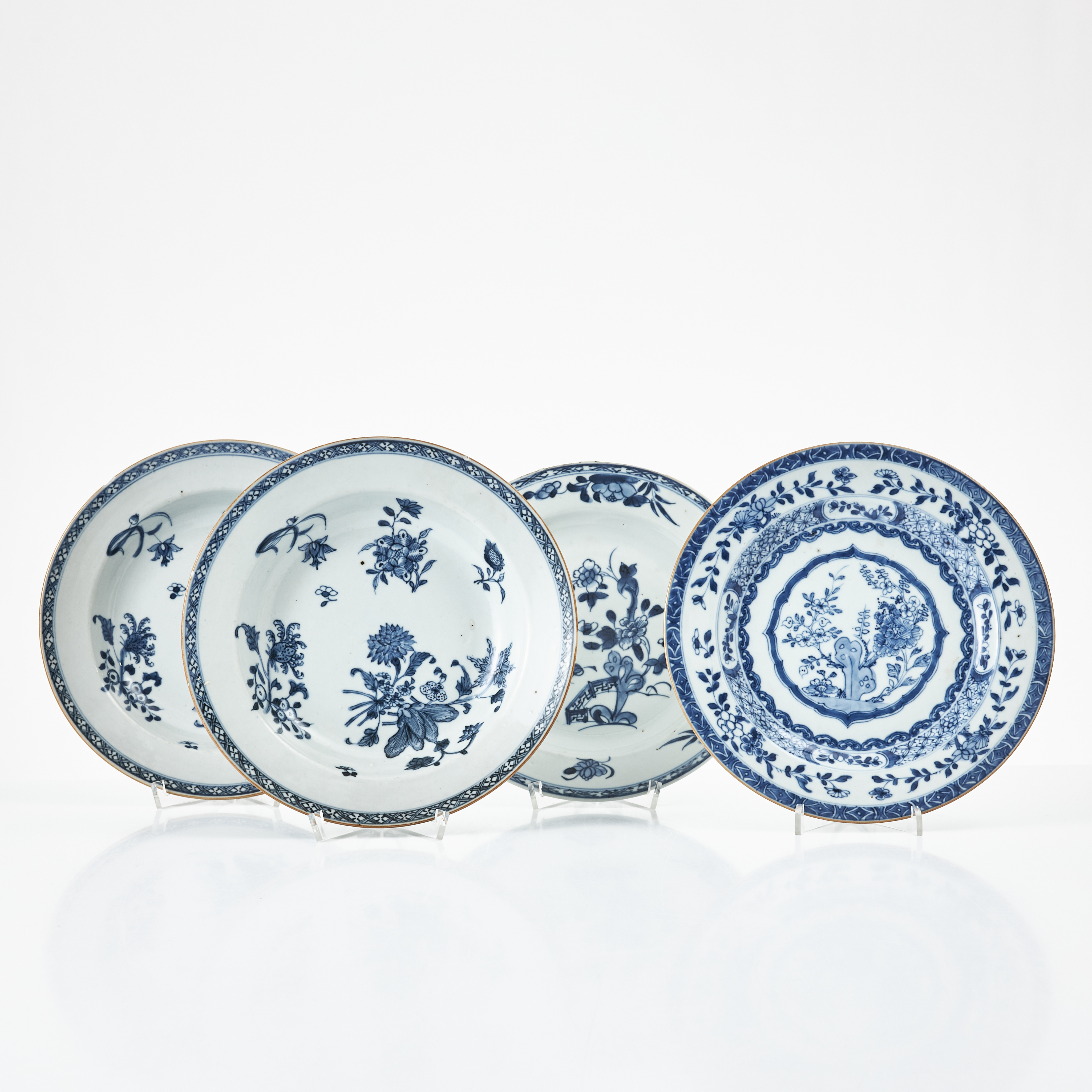 TALLRIKAR, 4 st., porslin, Kina, Qianlong (1736-1795), två av djup modell, varierande dekor i underglasyrblått.