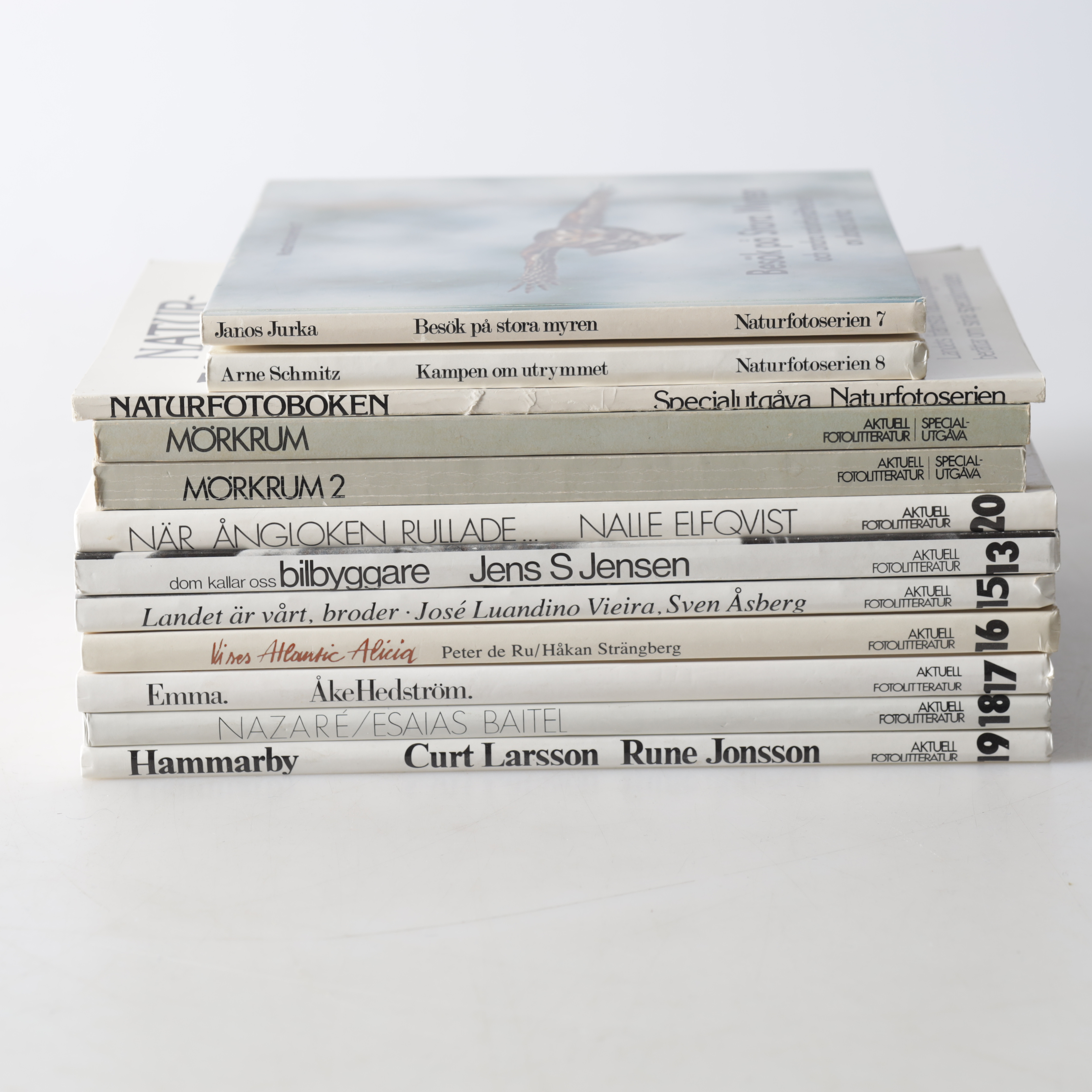 FOTOBÖCKER, 12 st, bl.a. aktuell fotolitteratur, mestadels 1900-talets andra hälft.