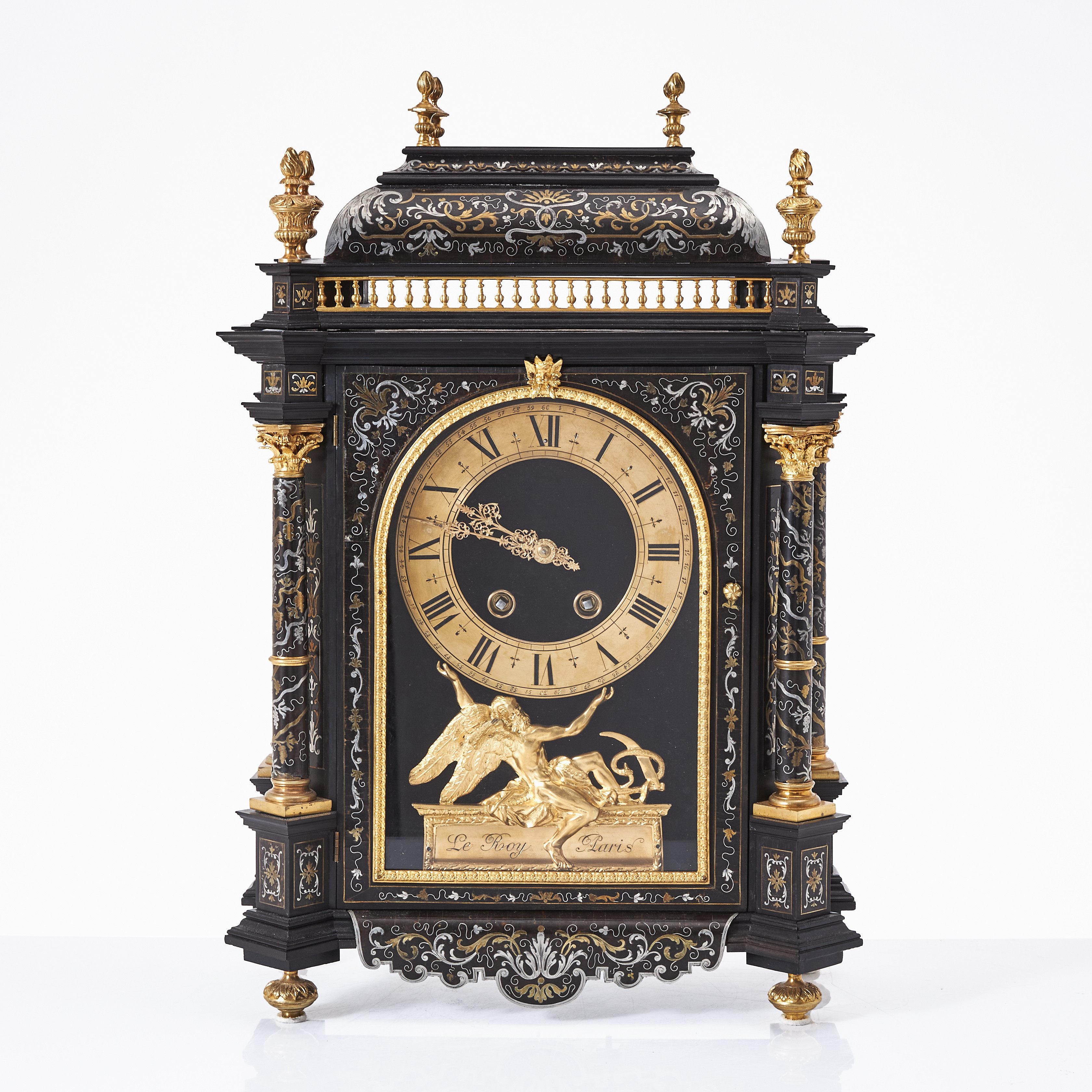 BORDSPENDYL, Le Roy Paris, 1800-talets slut, intarsia dekor i vitmetall och mässing, detaljer i förgylld brons.
