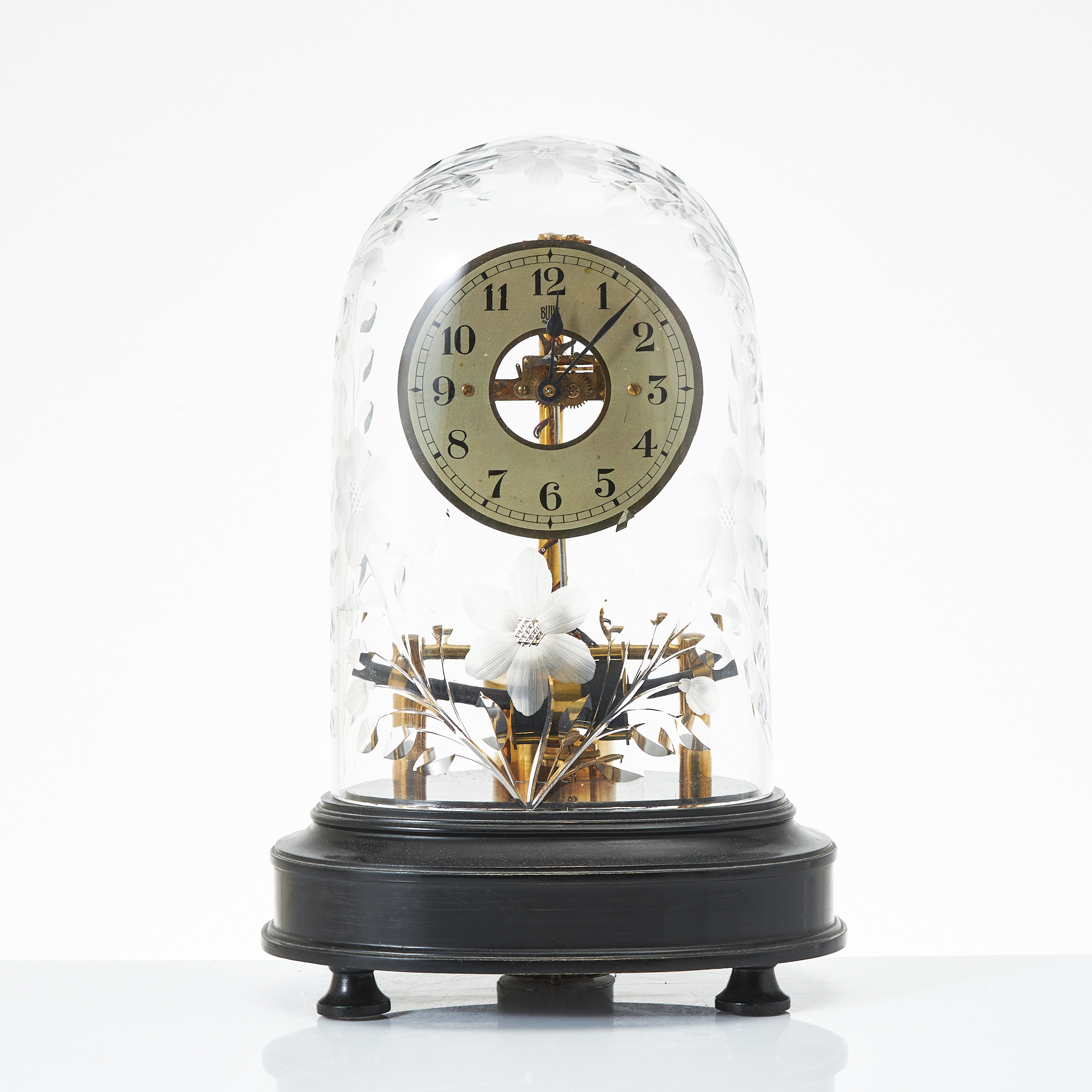 BULLE PATENT, bordsur, 1900-talets första hälft, Frankrike, verk och urtavla av mässing, svärtad träsockel, kupa av glas med slipad dekor.