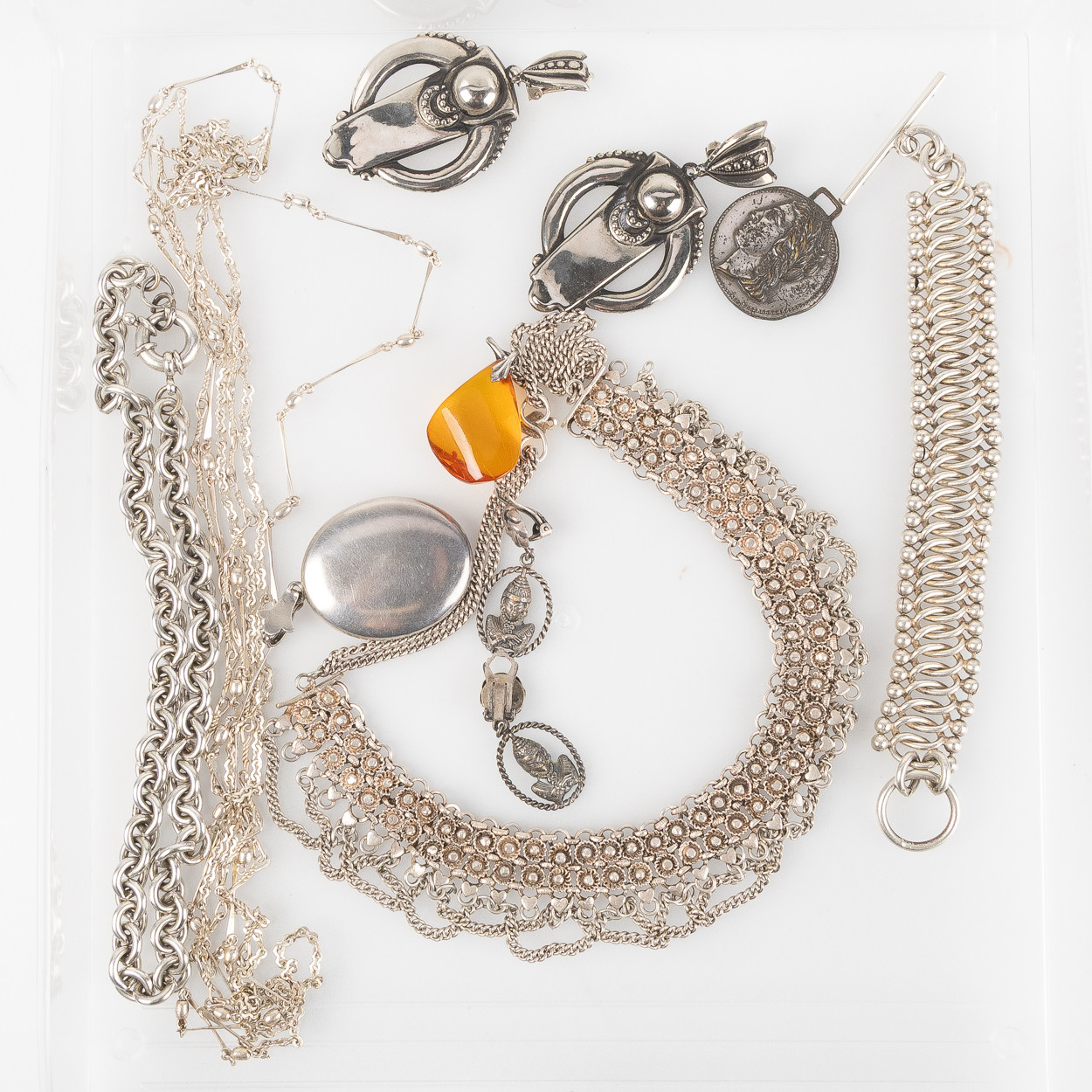 SAMLING SMYCKEN, Bijouterier, i silver och vitmetall, 1900-talets andra hälft.