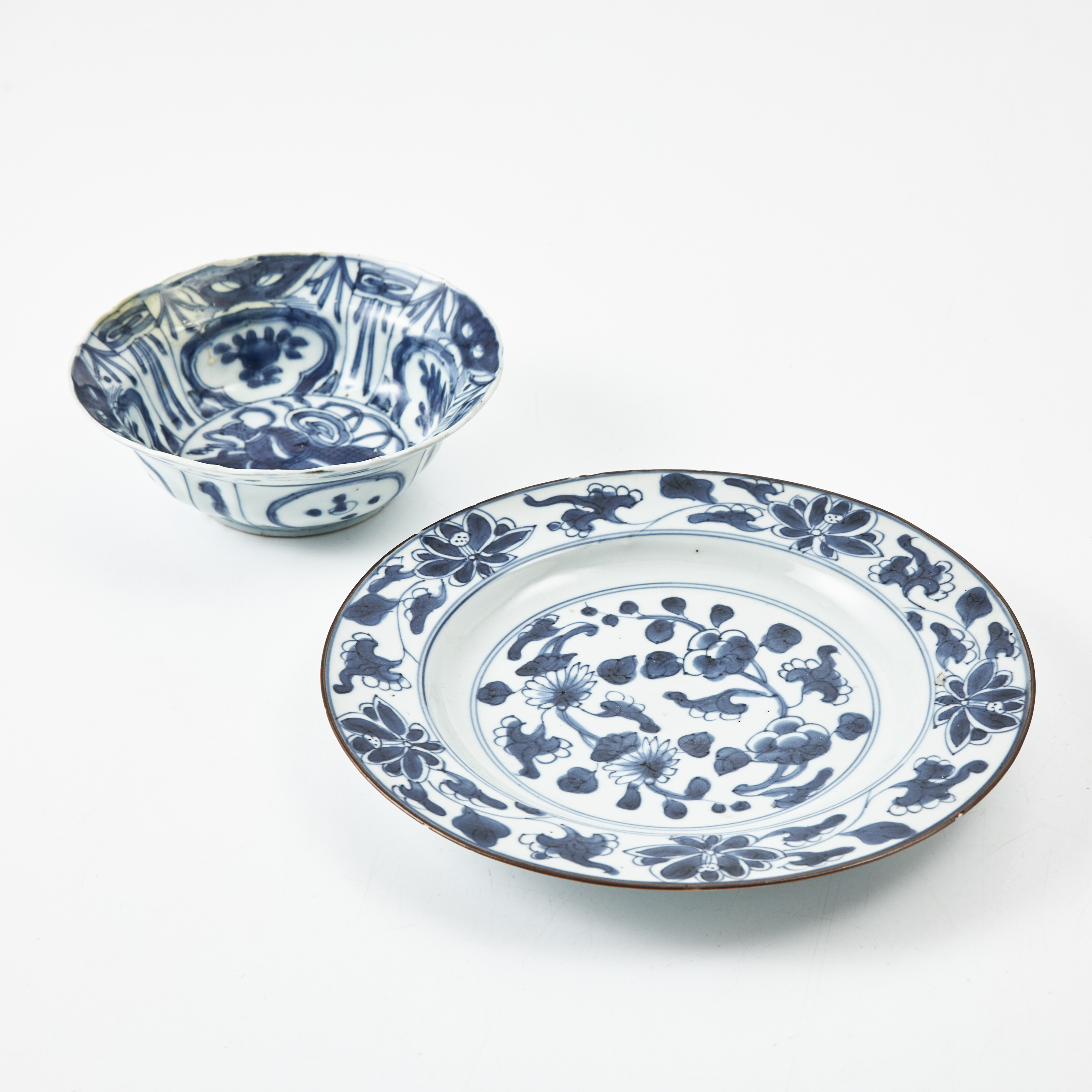 SKÅL, TALLRIK, 2 dlr., porslin, Kina, Wanli (1573-1619) samt Kangxi (1662-1722), dekor i underglasyrblått.