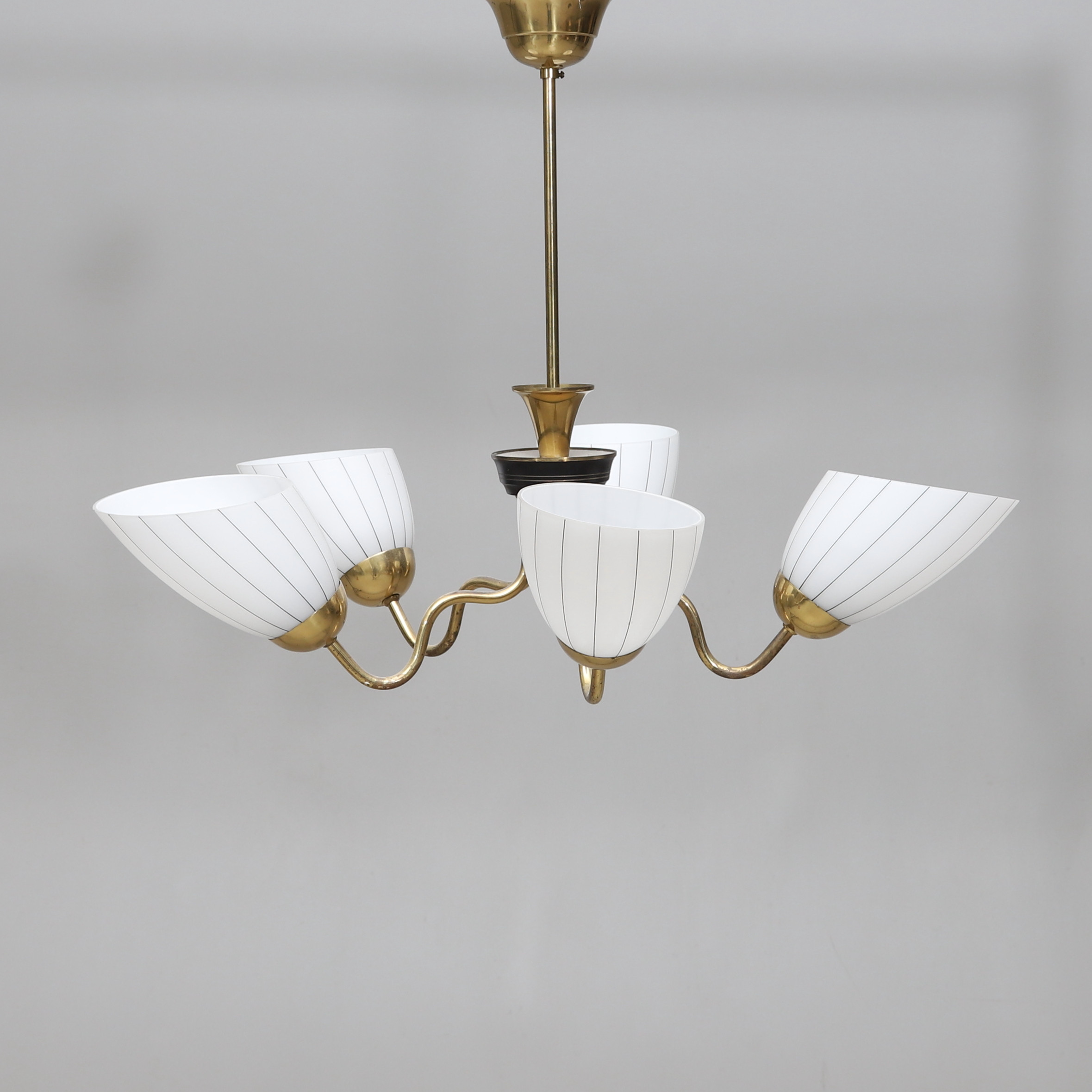 TAKLAMPA, opalglas och mässing, 1950/60-tal.