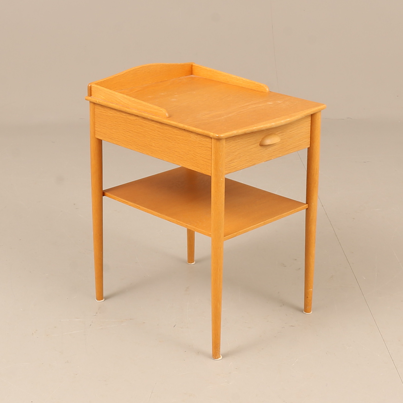 SÄNGBORD, ek, Erik Andersson & Co, snickerifabrik Rottne, 1900-talets andra hälft.