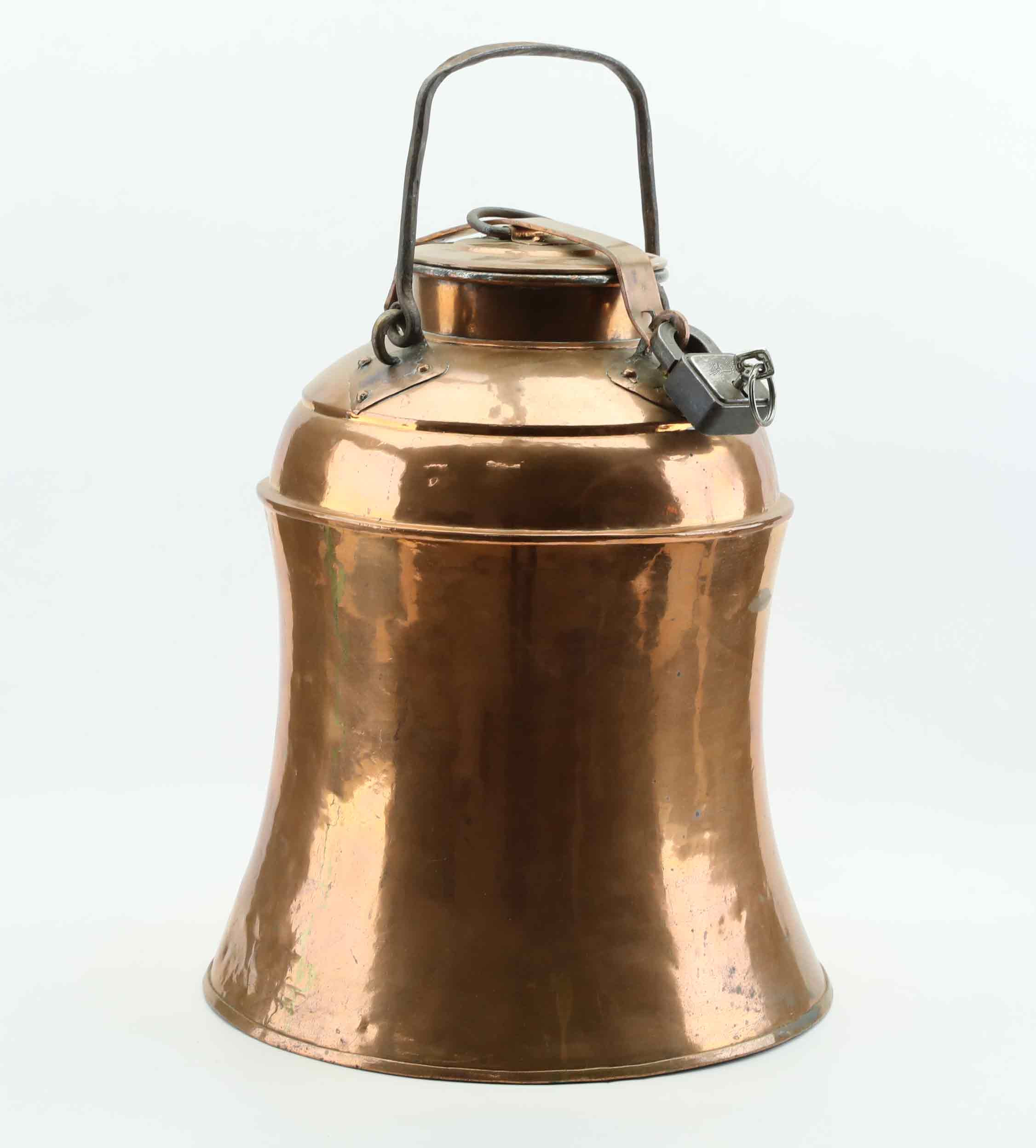 FLASKA MED HÄNGLÅS, Johan Sundberg (Född 1794), kopparslagare i Gävle, 1800-tal.