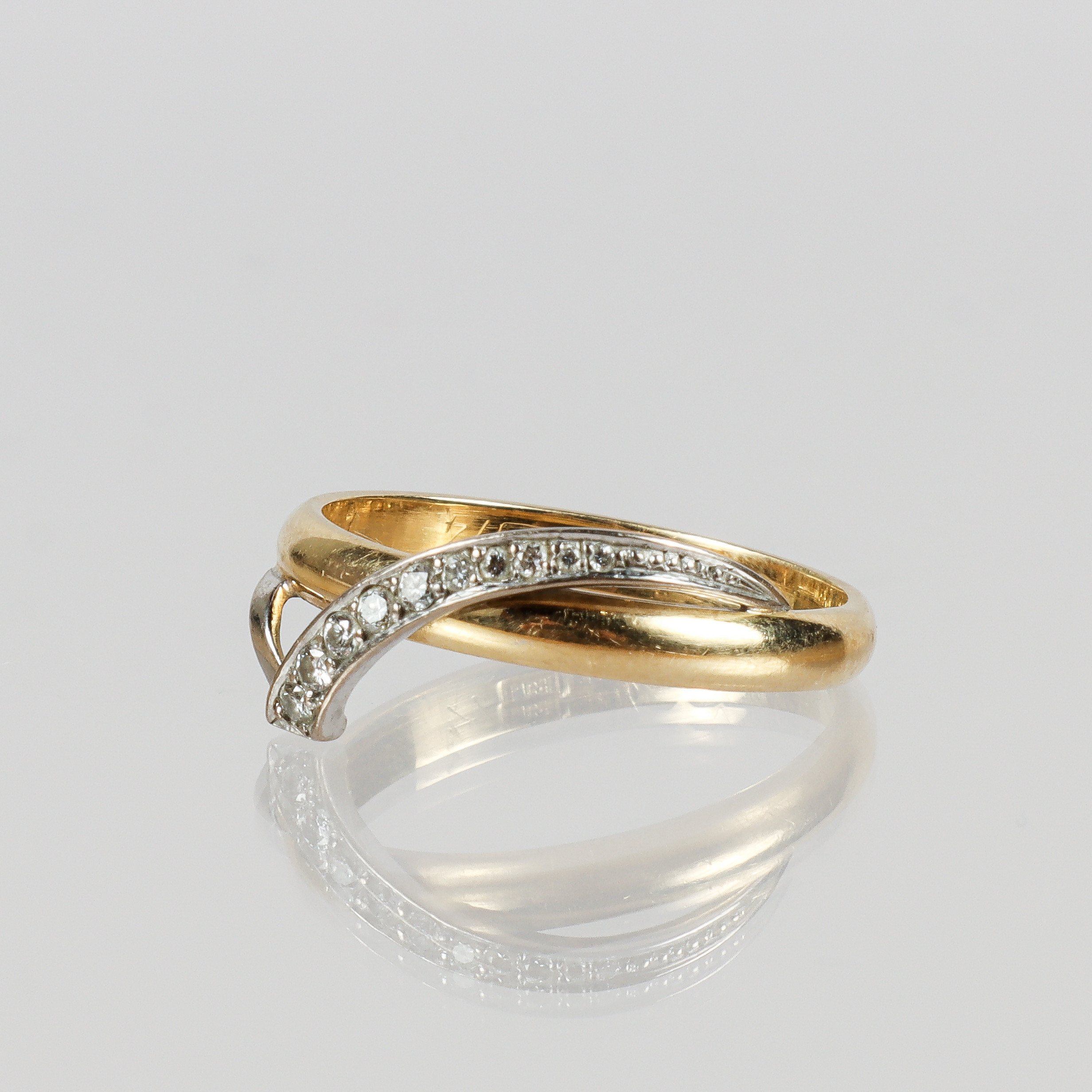 RING, 18k guld med 10 briljanter på totalt 0,14 ct. enligt gravyr.