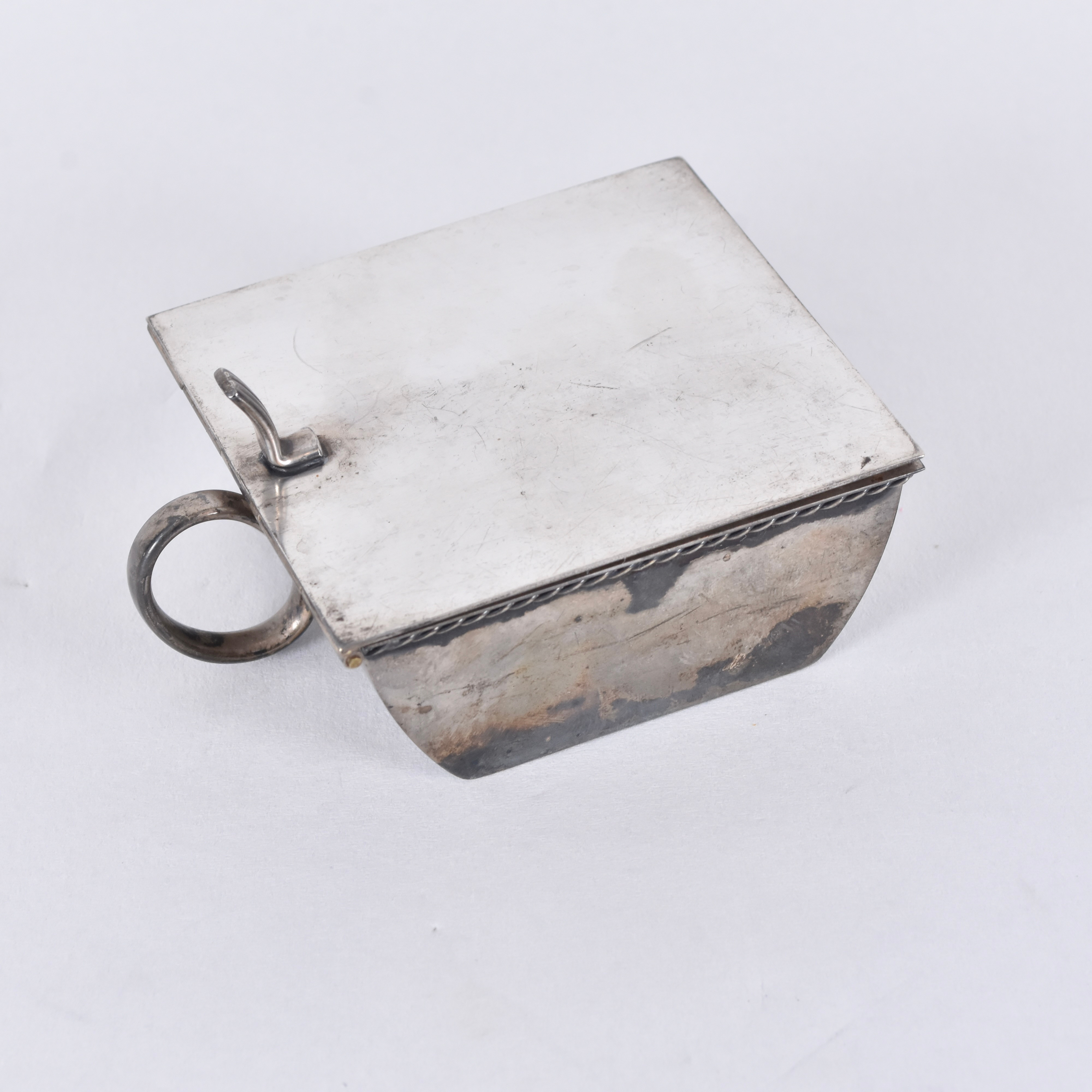 GUNNAR ANDER. ASKKOPP MED LOCK, nysilver, Ystad Metall 1900-talets mitt.