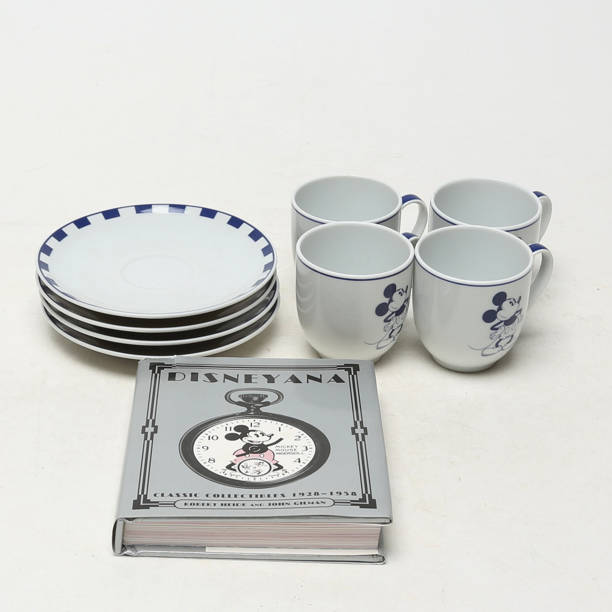 DISNEYANA 5 delar, Mickey Mousekoppar med fat, 4 st och bok.