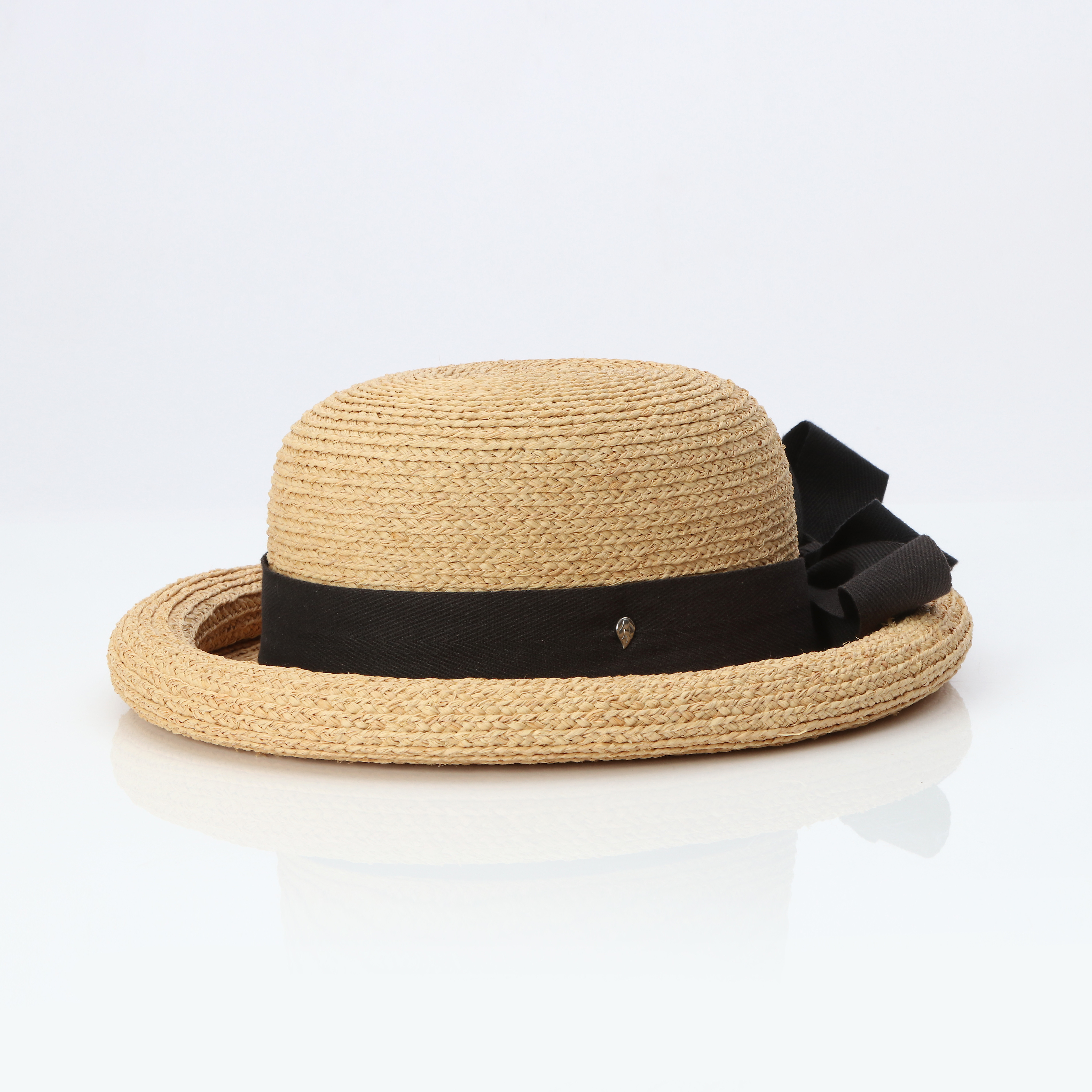 HELEN KAMINSKI, HATT. Stråhatt med svart ripsband.