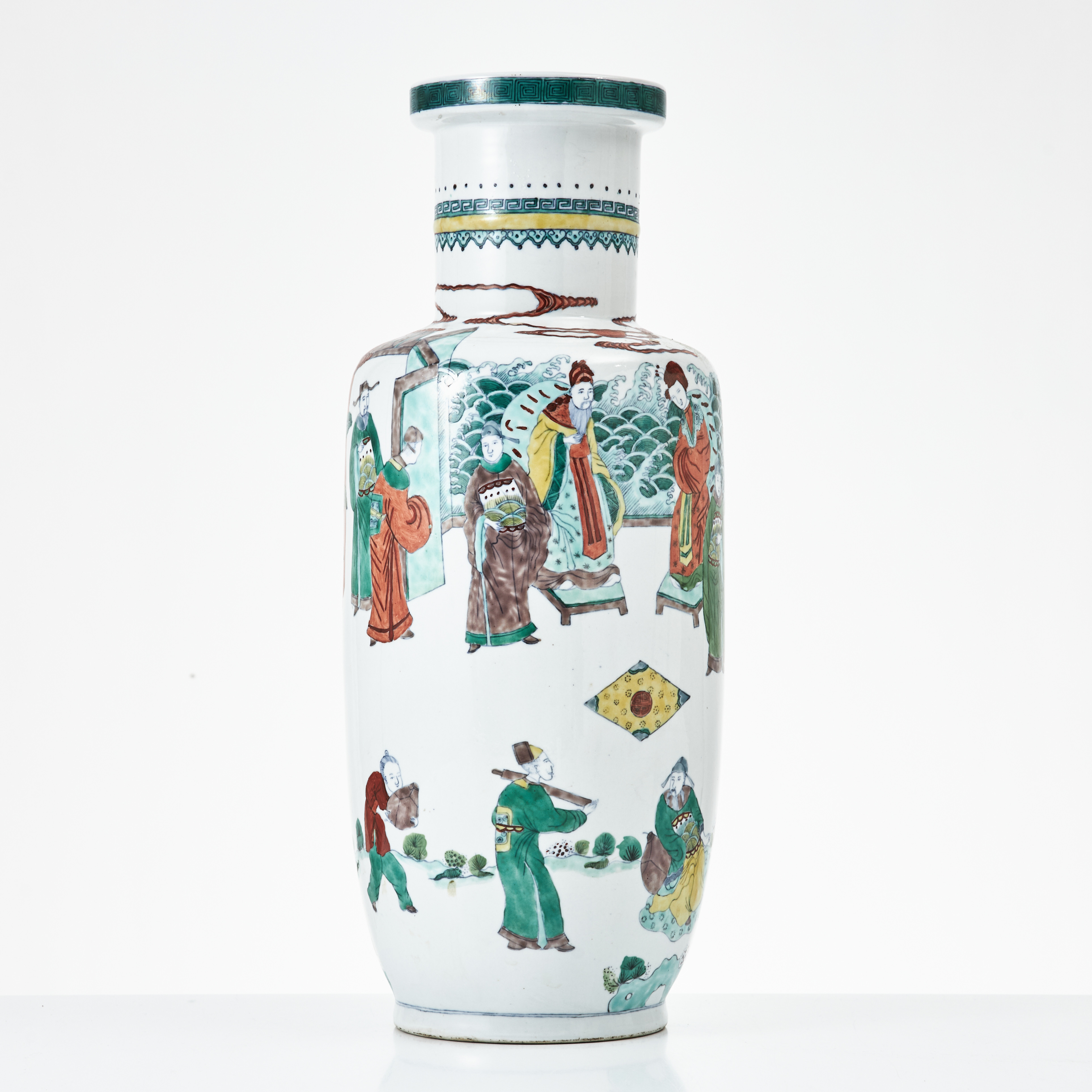 ROULEAUVAS, porslin, Kina, samtida, dekor av figurscen på terrass samt bananplanta i famille vertefärger och doucai.