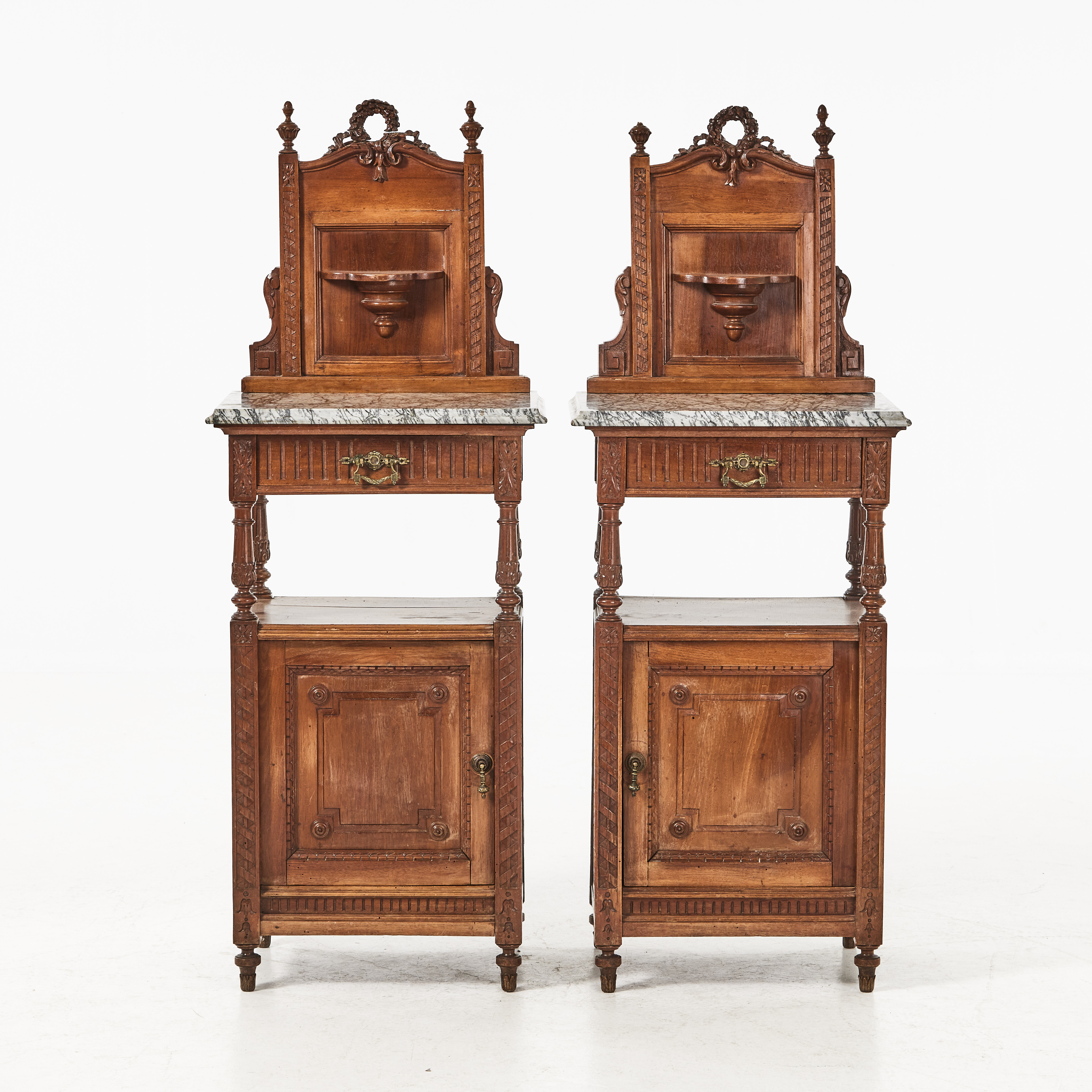 SÄNGBORD, med uppsats, ett par, Italien, 1900-talets början, valnöt, toppskiva i marmor, med skåp, hylla och låda.