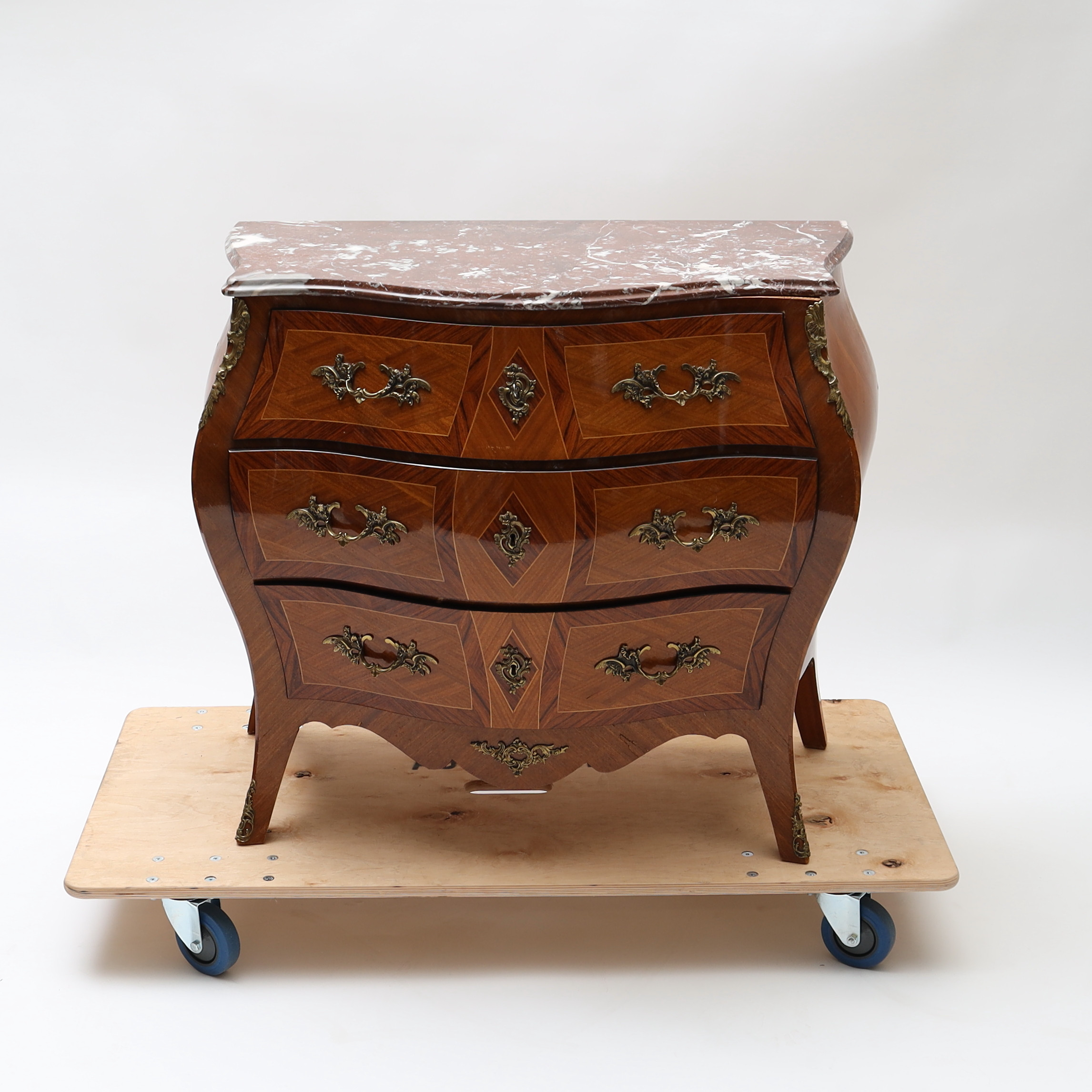 BYRÅ, rokokostil, 1900-tal.