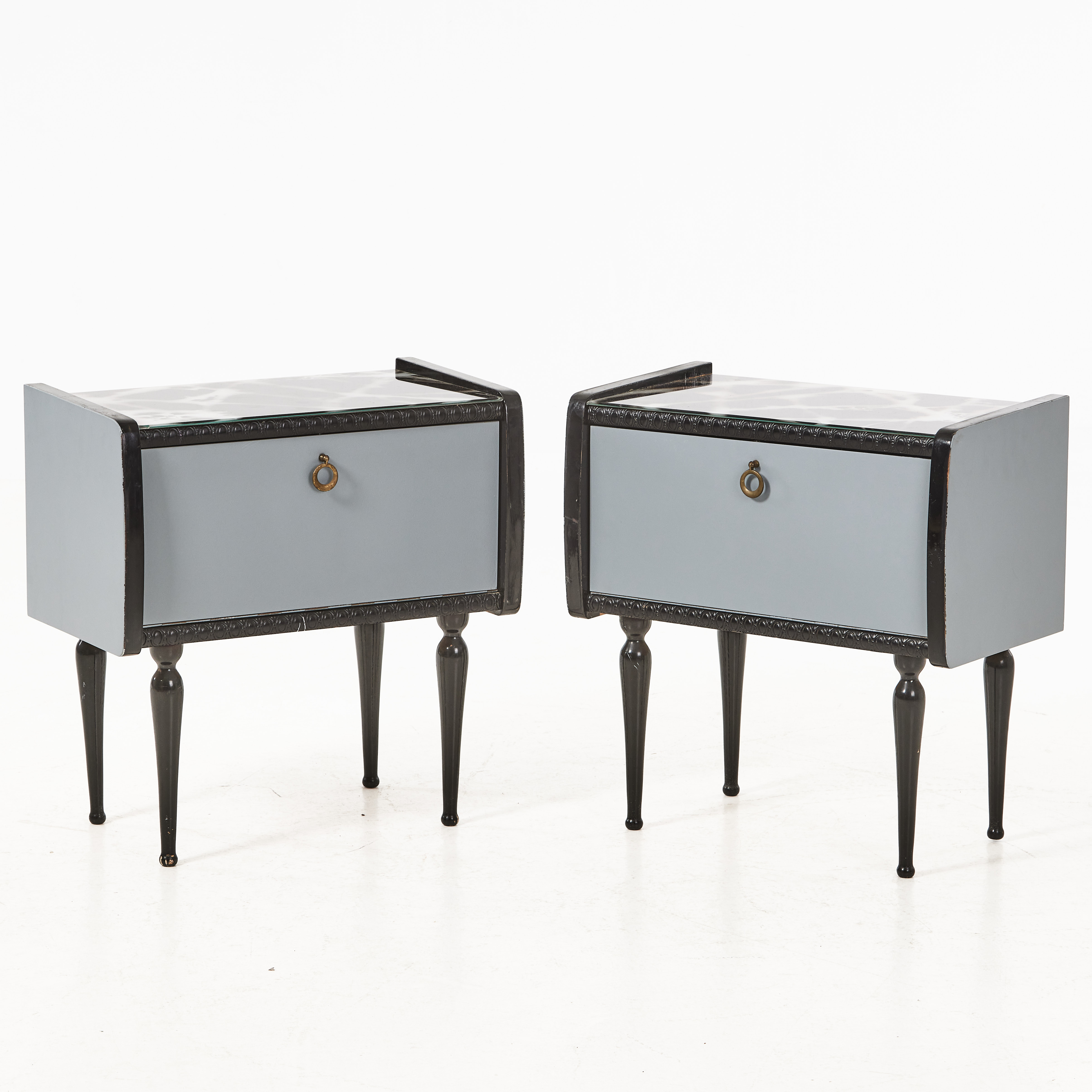 SÄNGBORD, ett par, 1950-tal, framtill med fällbar lucka, upptill med marmorerad glasskiva.