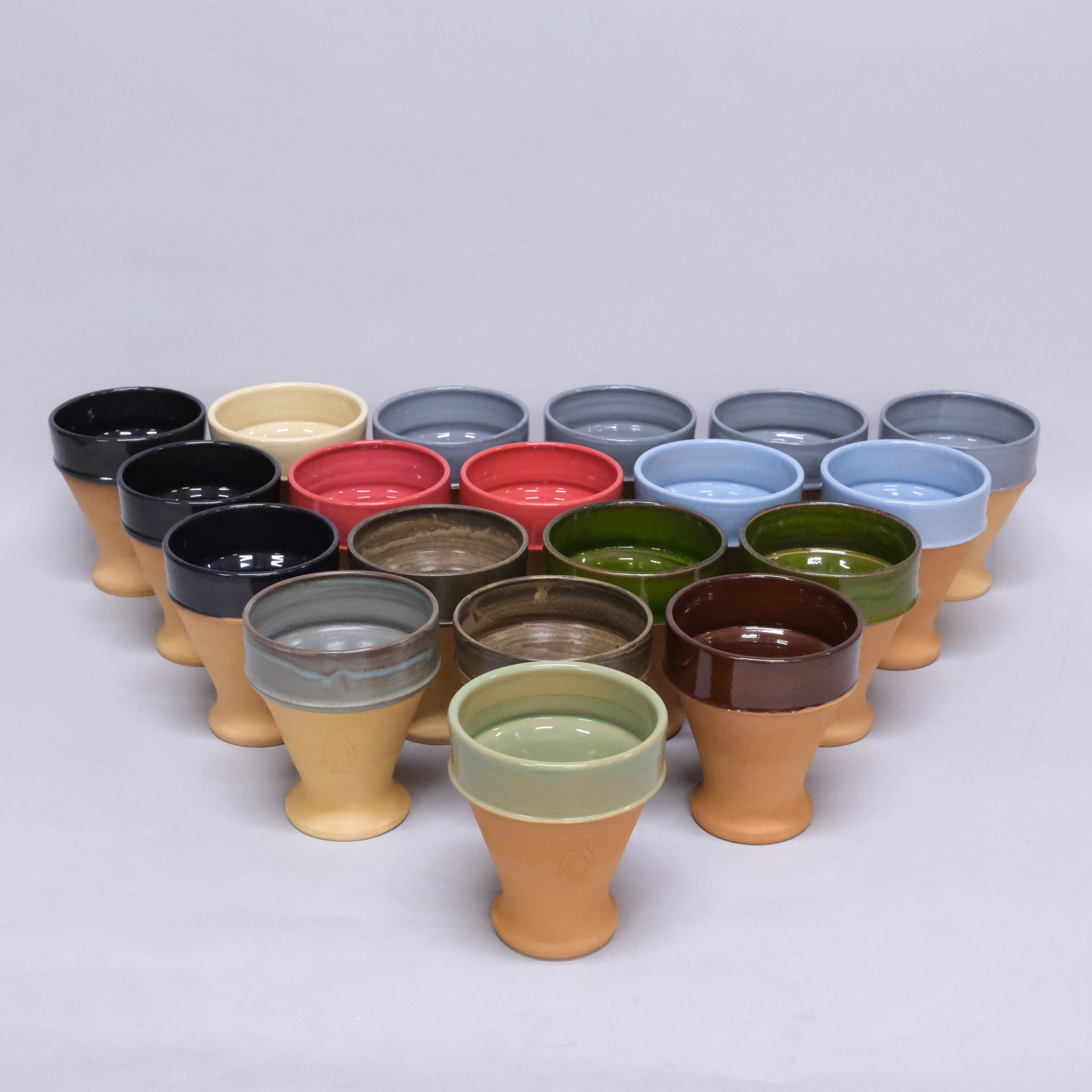 DRYCKESKRUS, S.K. GÄSTABUDSKRUS, SZILASI KERAMIK, VISBY, 19 STYCKEN.