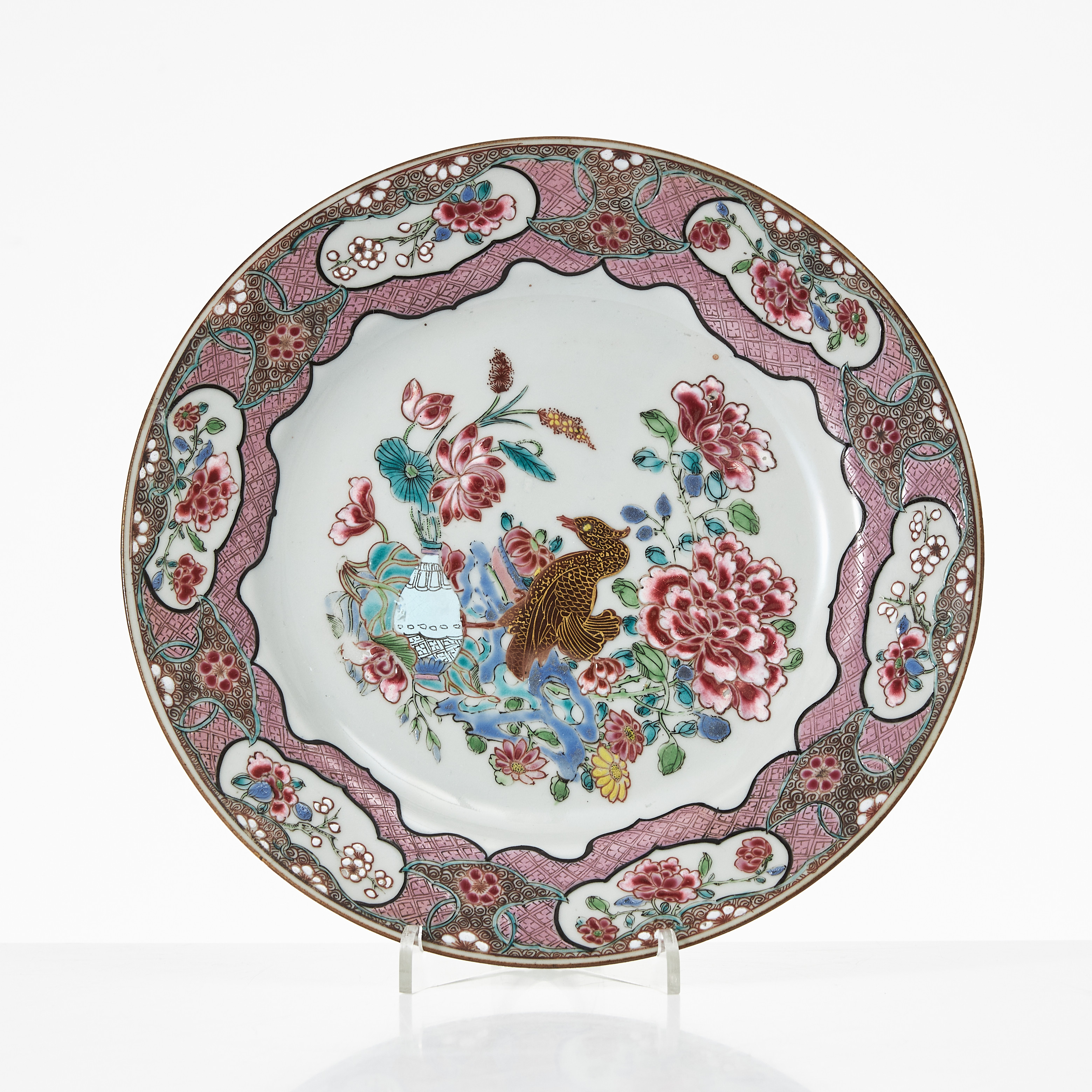 TALLRIK, porslin, Kina, Yongzheng (1723-1735), famille rose, dekor av kartusch med fågel, pion och lotusblommor i emaljfärger, järnoxid, sepia samt guld.
