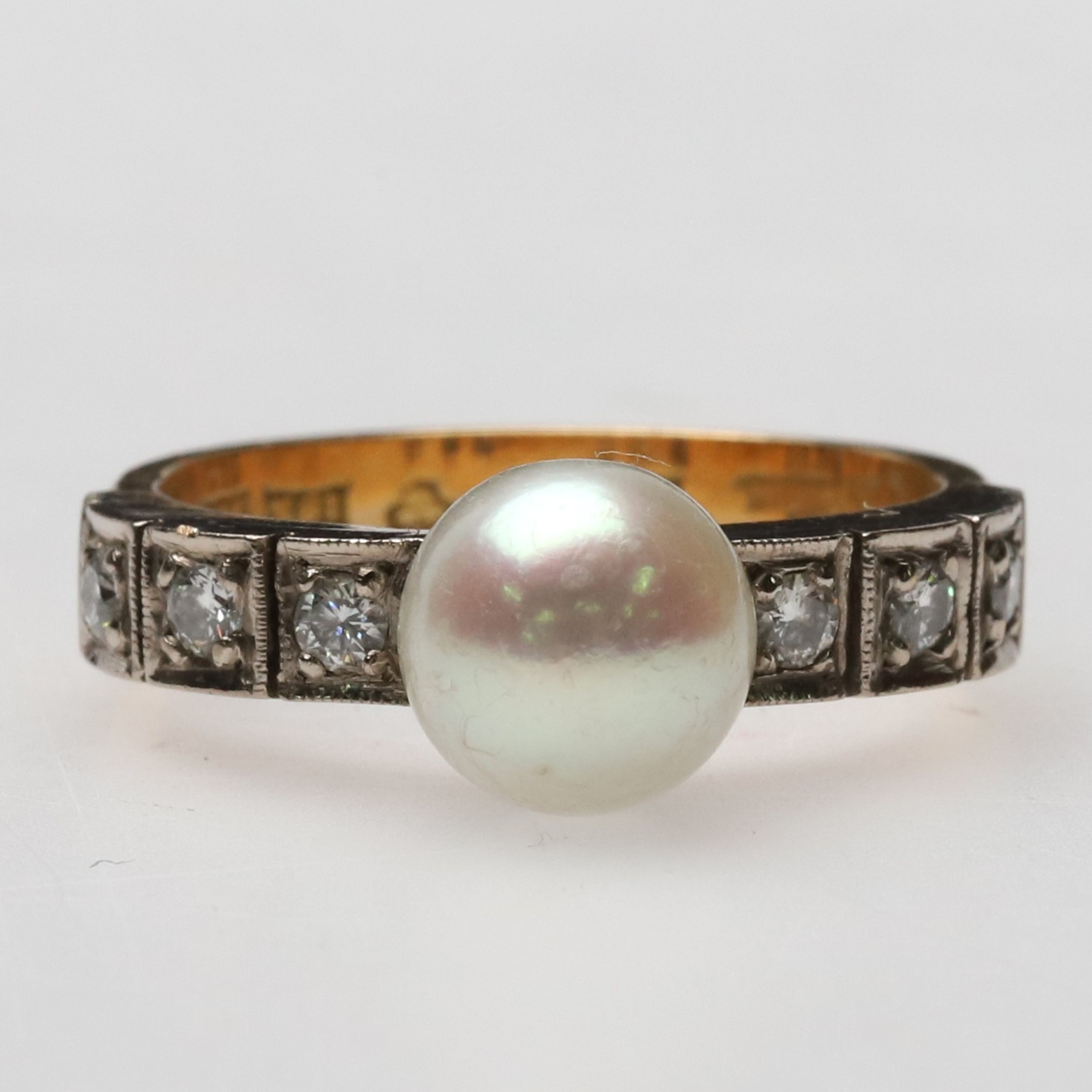 ALF HALLDIN. Ring, 18K guld med odlad pärla och briljantslipade diamanter.