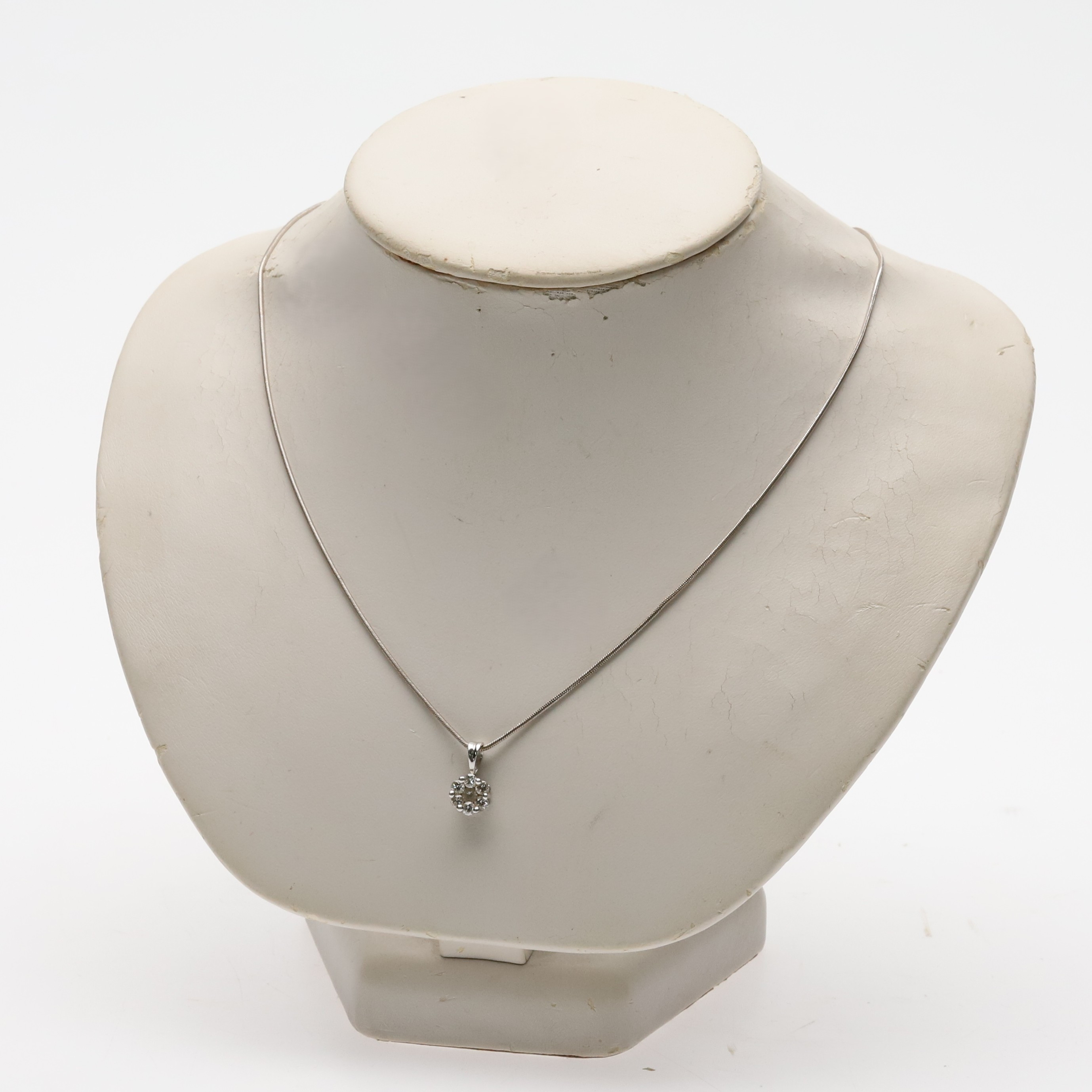 Hängsmycke med kedja, 18K vitguld med briljantslipade diamanter, 5 gram.