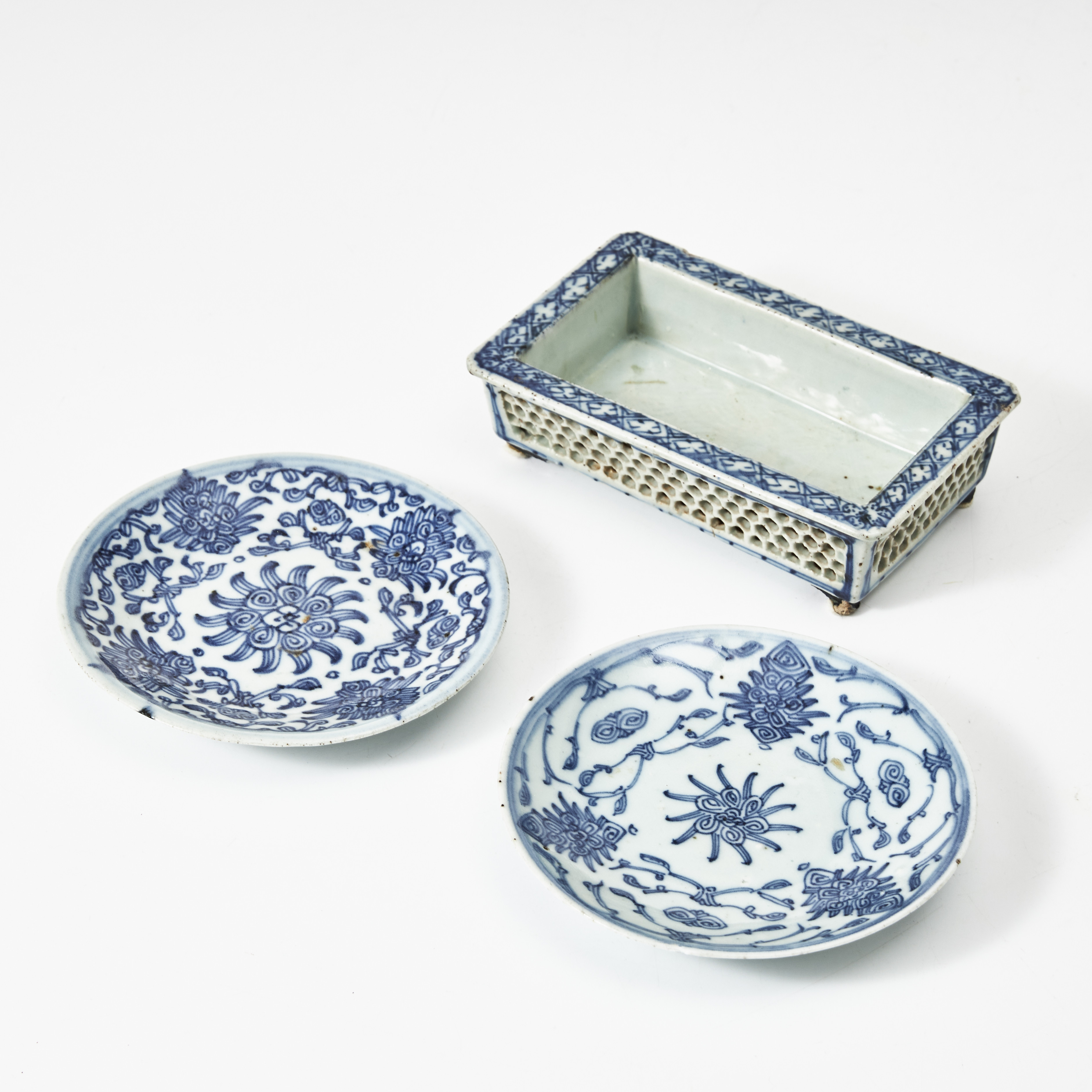 ASSIETTER, TEMPELSKÅL, 3 dlr., porslin, Kina, 1800-talets slut, dekor i underglasyrblått.