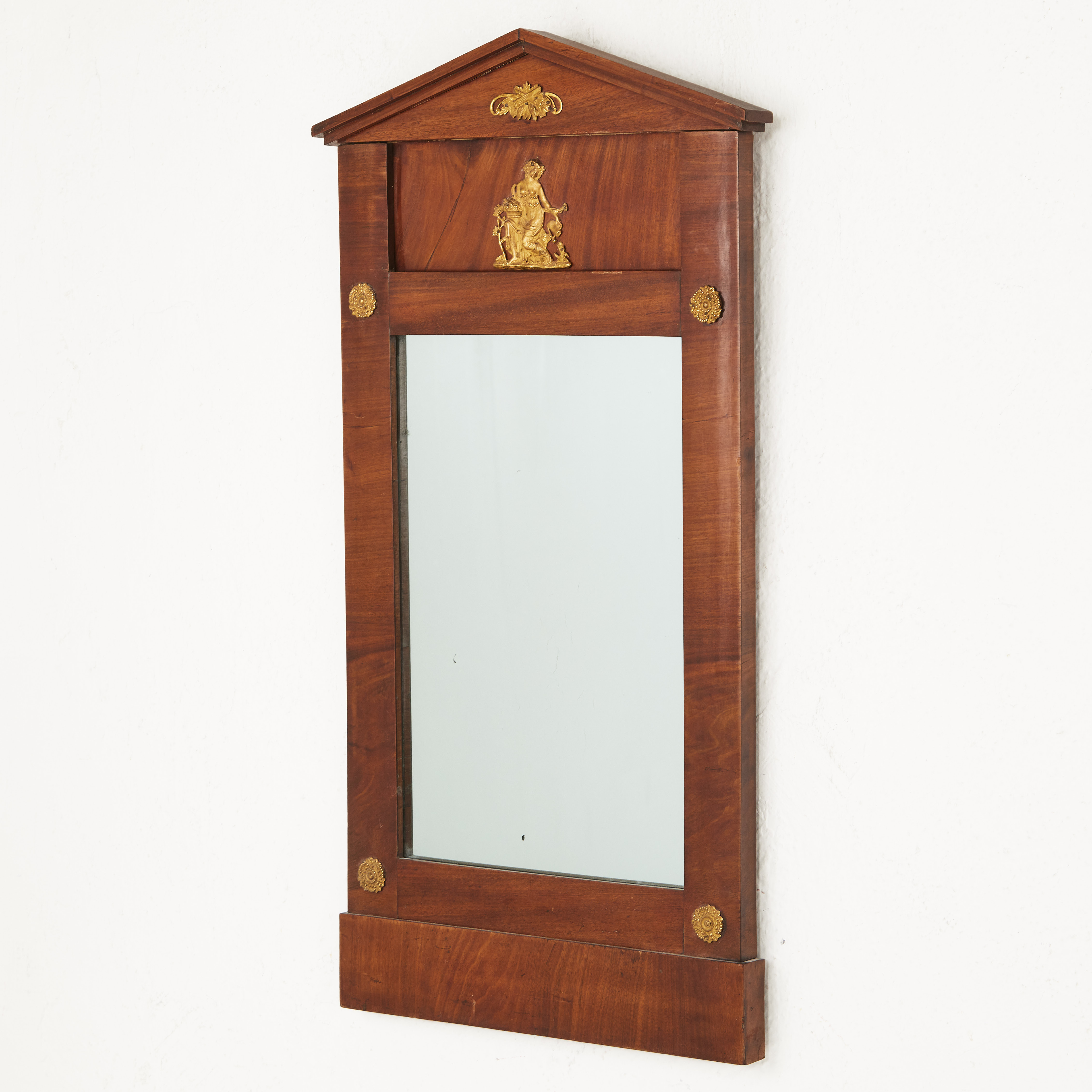 SPEGEL, Karl Johan, 1800-talets första hälft, tympanonformat krön, fanerad i mahogny, beslag i pressad mässing.