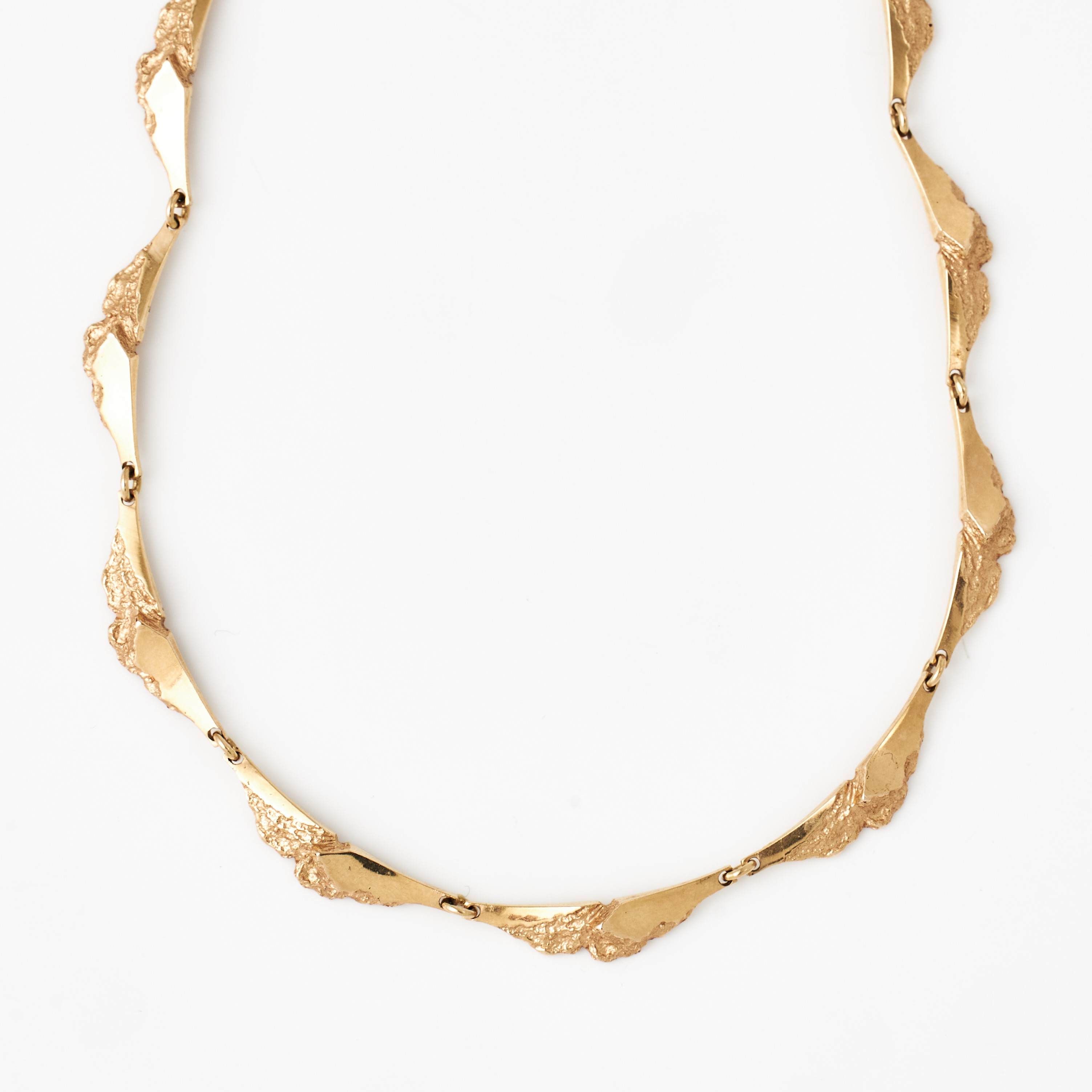 COLLIER, 18 k guld, blankslipade och strukturerade ytor, karbinhake.