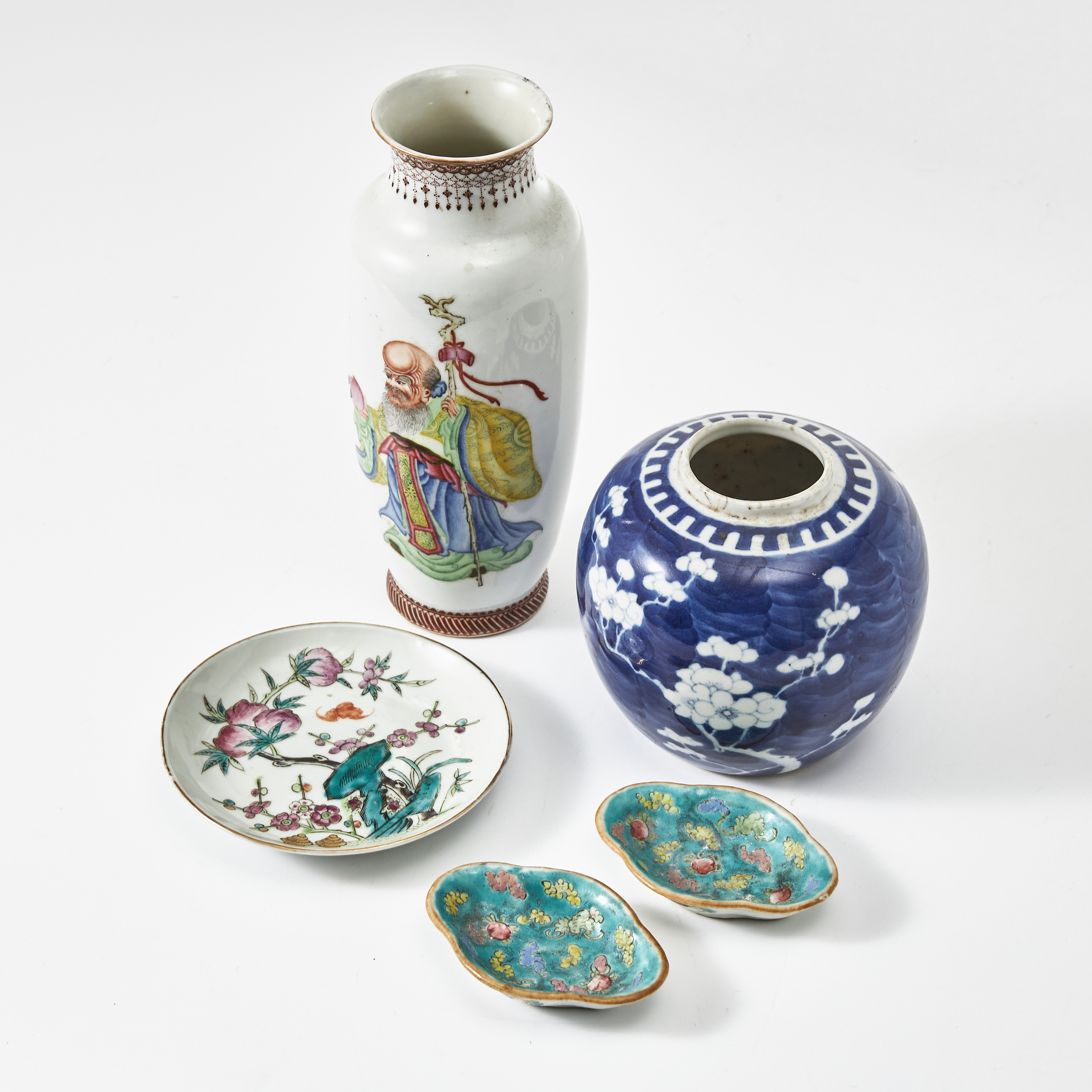 VAS, KRUKA, MINDRE FAT, 5 dlr., porslin, Kina, 18- och 1900-tal, dekor i emaljfärger samt underglasyrblått.