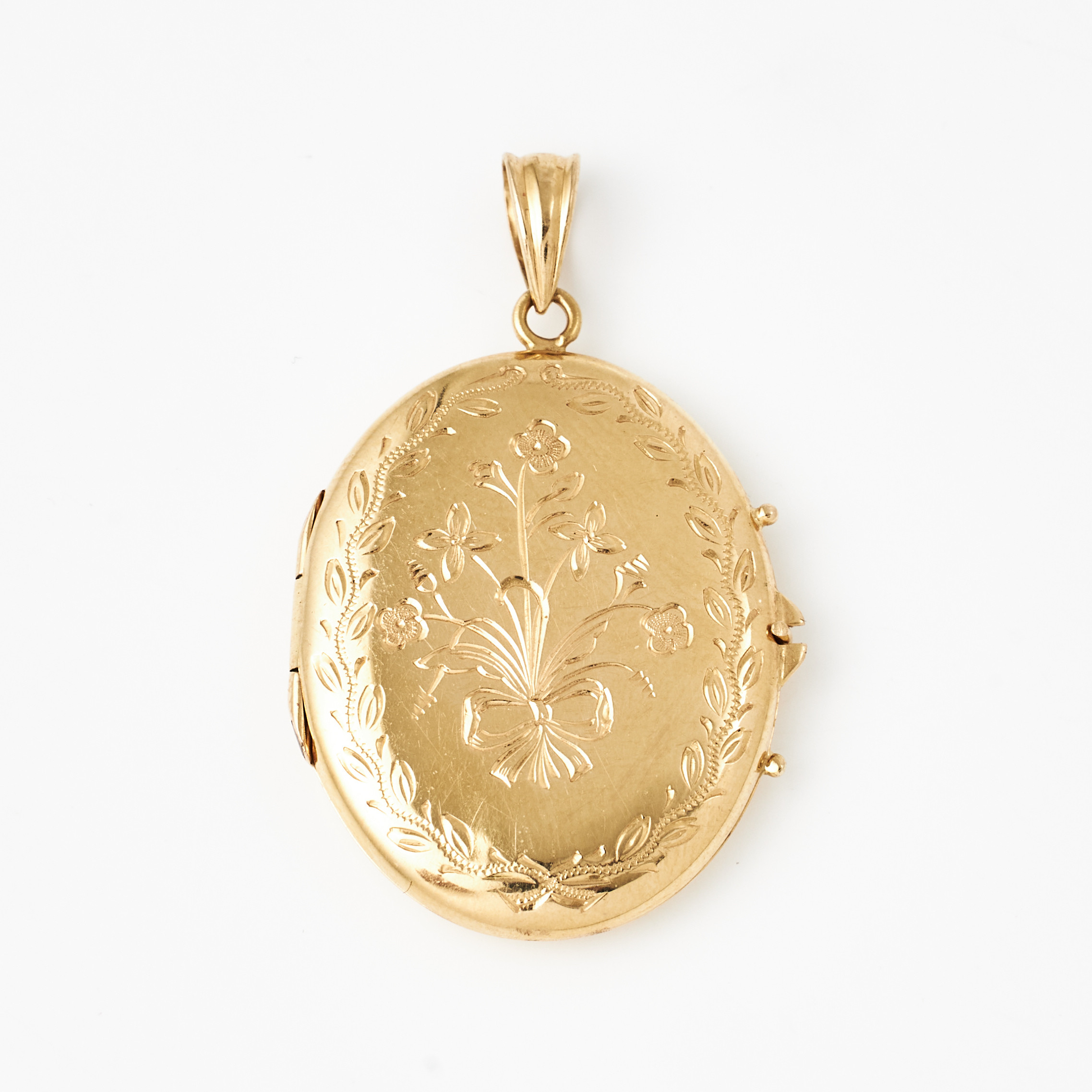 MEDALJONG, 18 k guld, graverad blom-och bladdekor, Gustaf Dahlgren & Co, Malmö, årsindex saknas.