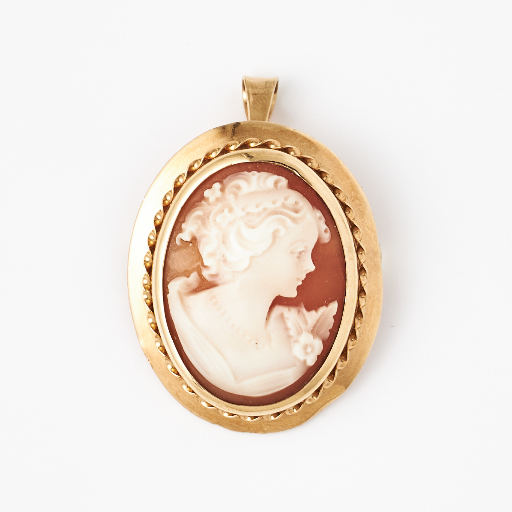 BROSCH/HÄNGE, 18 k guld, kamé, skuret snäckskal föreställande klassisk kvinnoprofil, ram med twist and rope dekor, utländsk stämpel.