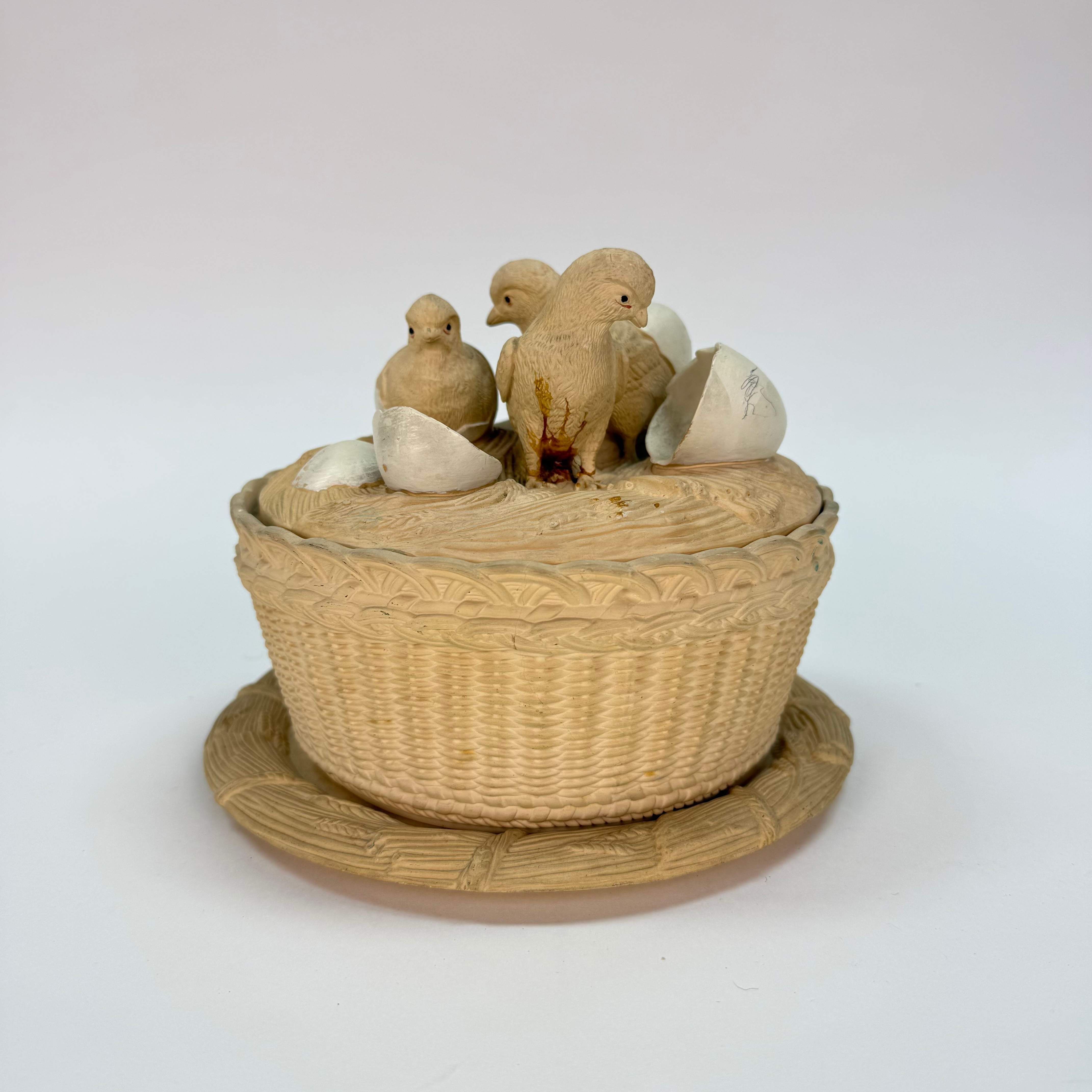 ÄGGGÖMMA PÅ FAT, 3 delar, keramik, Wilhelm Schhiller & Sohn, 1900 tal.