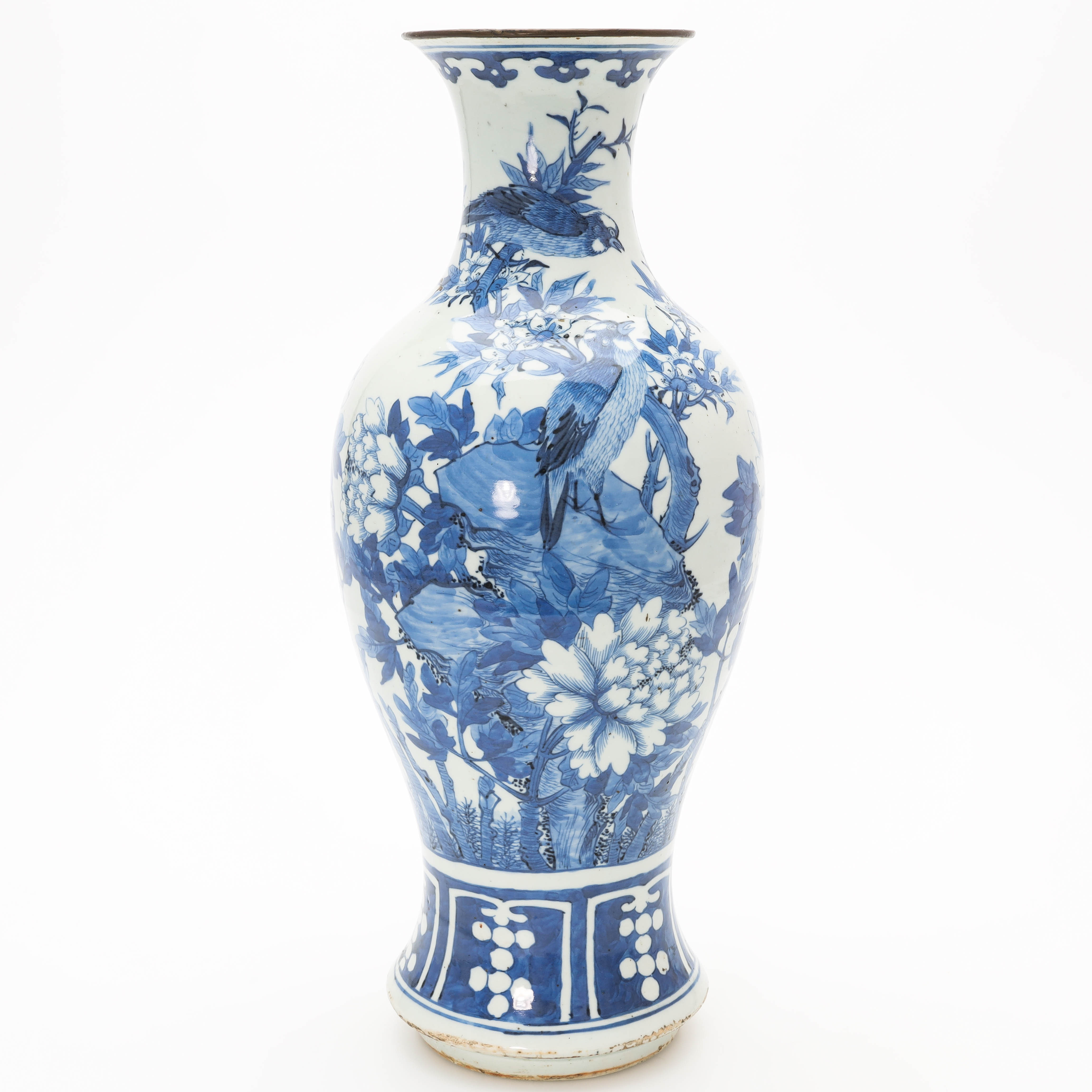 VAS, porslin, underglasyr i blått, dekor av fåglar och växtlighet, Kina, 1800-tal.