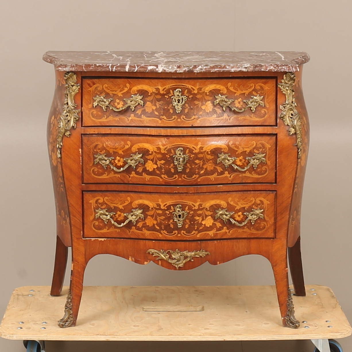 BYRÅ, Louis XV stil, tidigt 1900-tal.