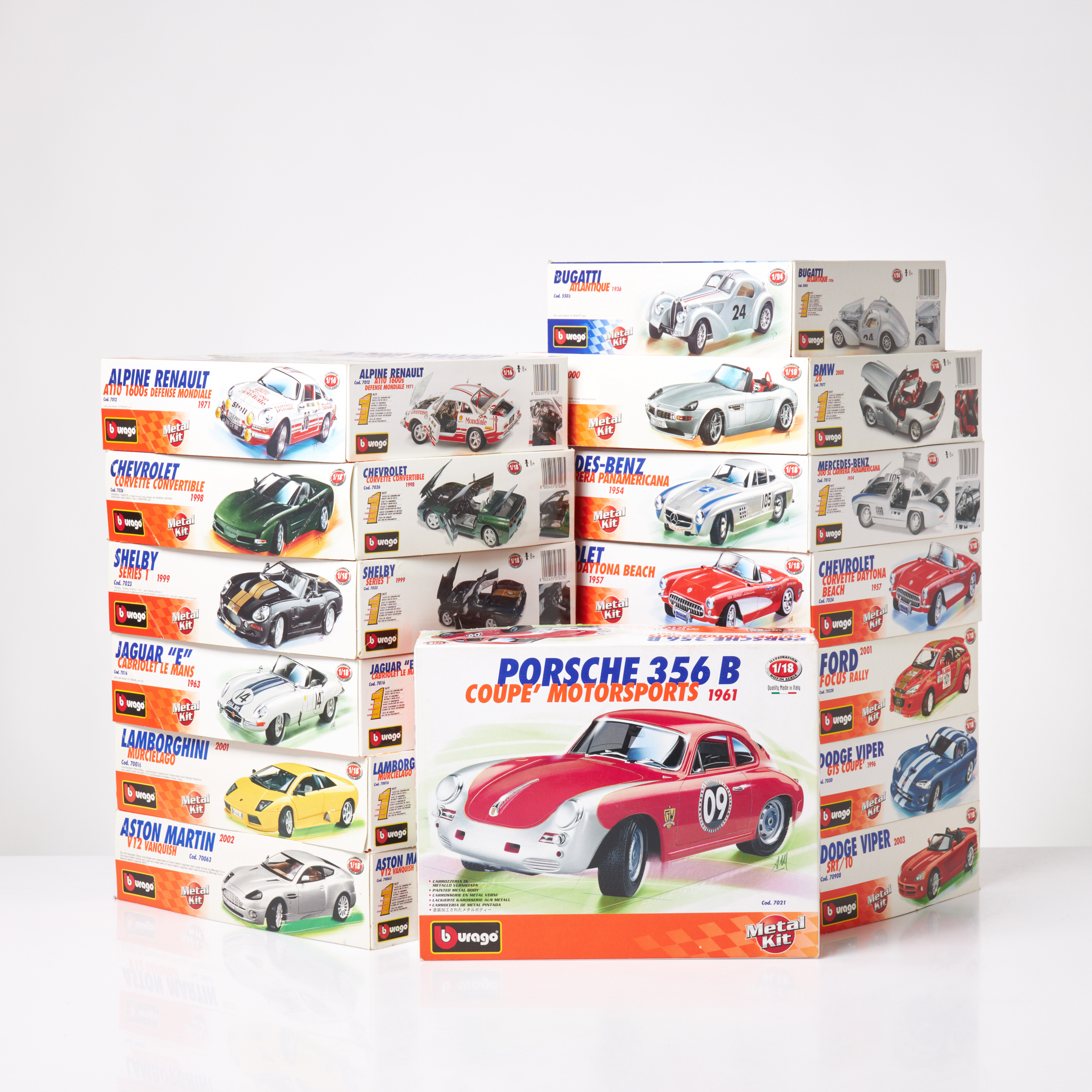 MODELLBILAR, 14 st., Burago Metal Kit, skala 1/18 samt 1/24, i kartonger.