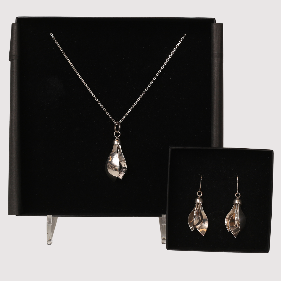 EFVA ATTLING, silver 925/1000, Magnolia, hängsmycke med två halsband samt örhängen, i originalaskar.