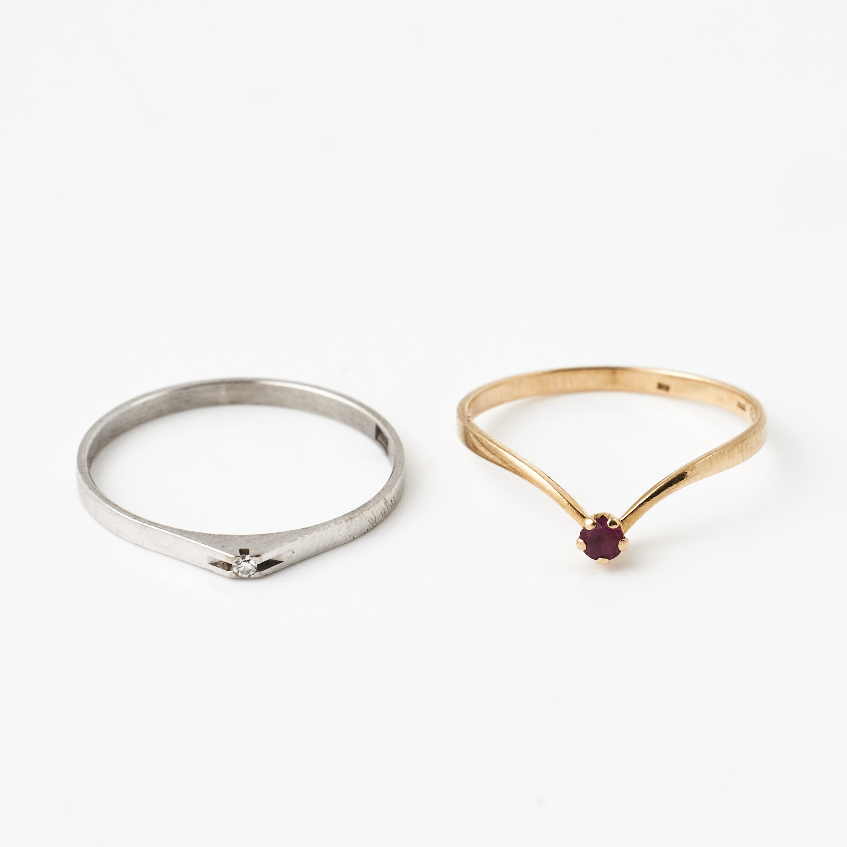 RINGAR, 2 st., 18 k röd resp. vitguld, en med liten åttkantslipad diamant resp. fasettslipad syntetisk rubin.