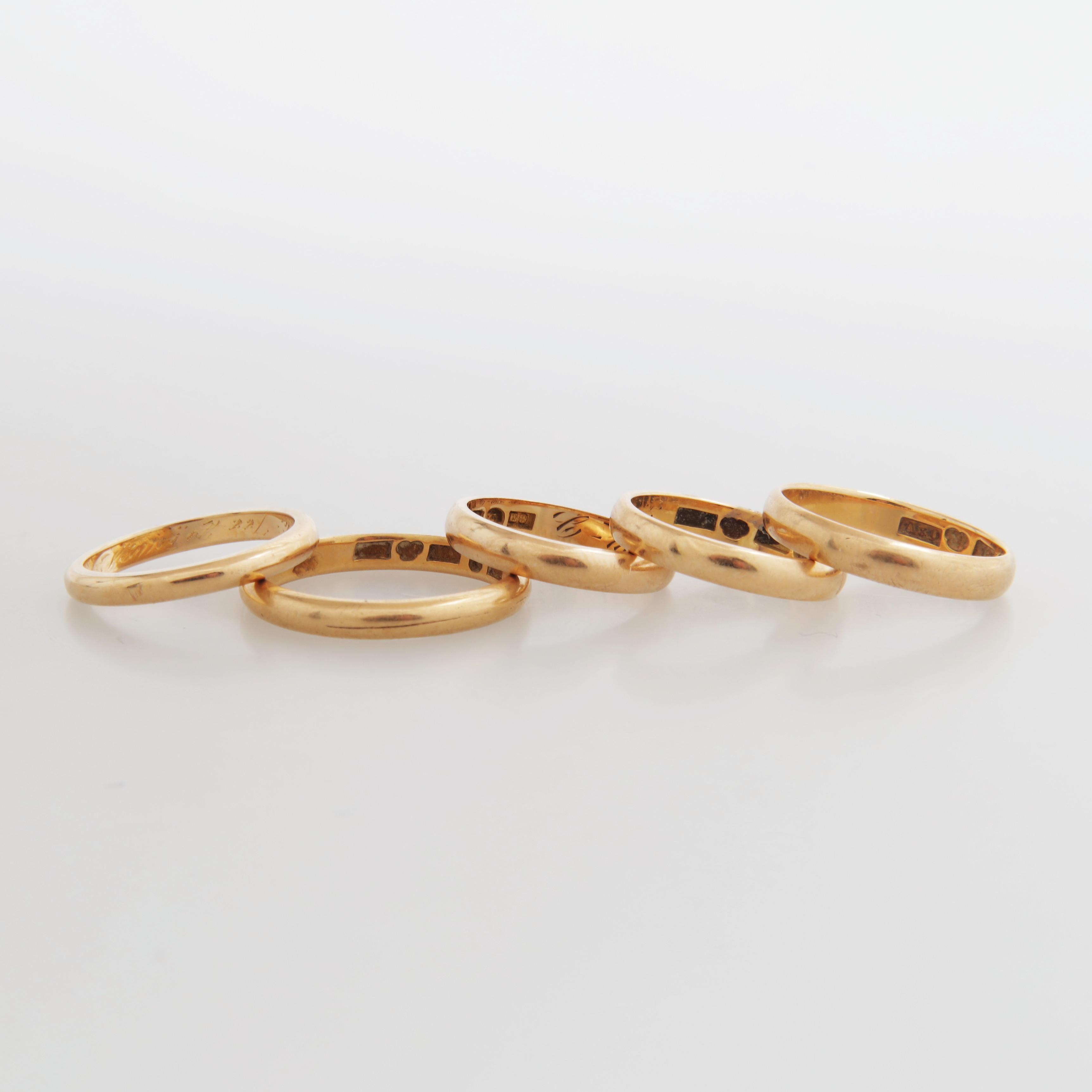 RINGAR, 5 st, guld 18k, vikt 19,42 gram.