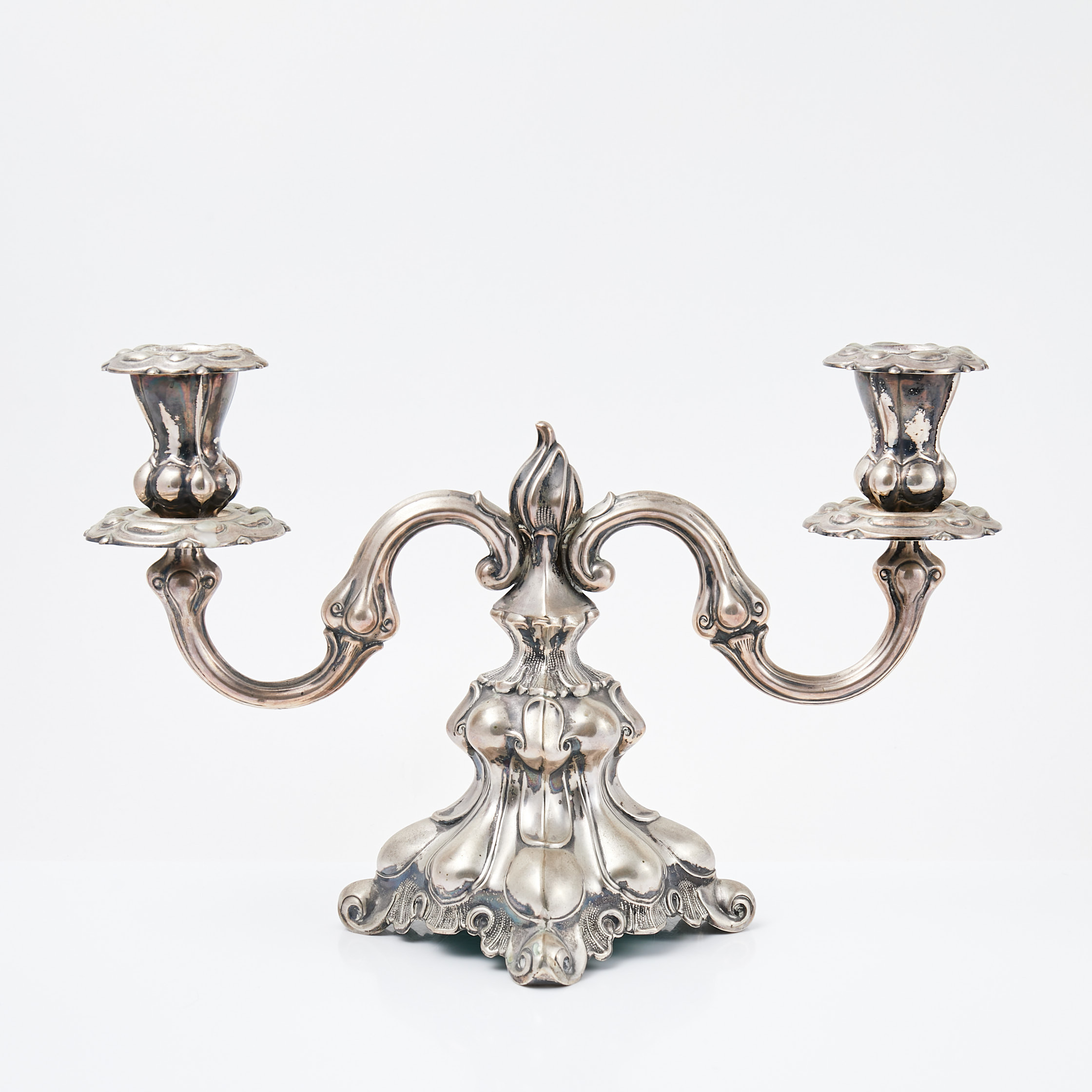 KANDELABER. Silver, 1900-talets mitt, rokokostil, två ljusarmar, svensk importstämpel.