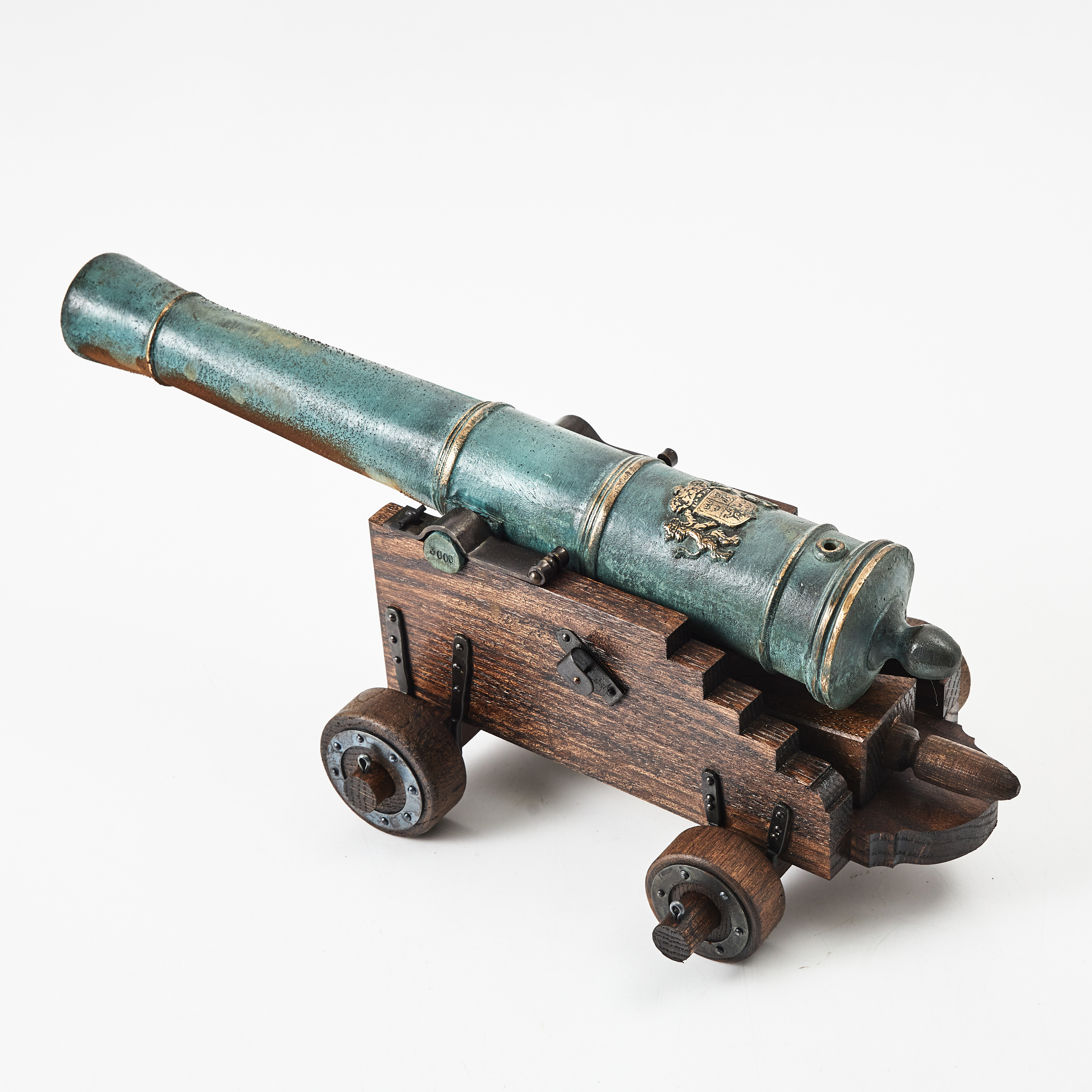 SALUTKANON, Svensk Metallkonst AB, Karlskrona, tillverkad för Karlskronas 300-årsjubileum, i originallåda i ek, 1980-tal.