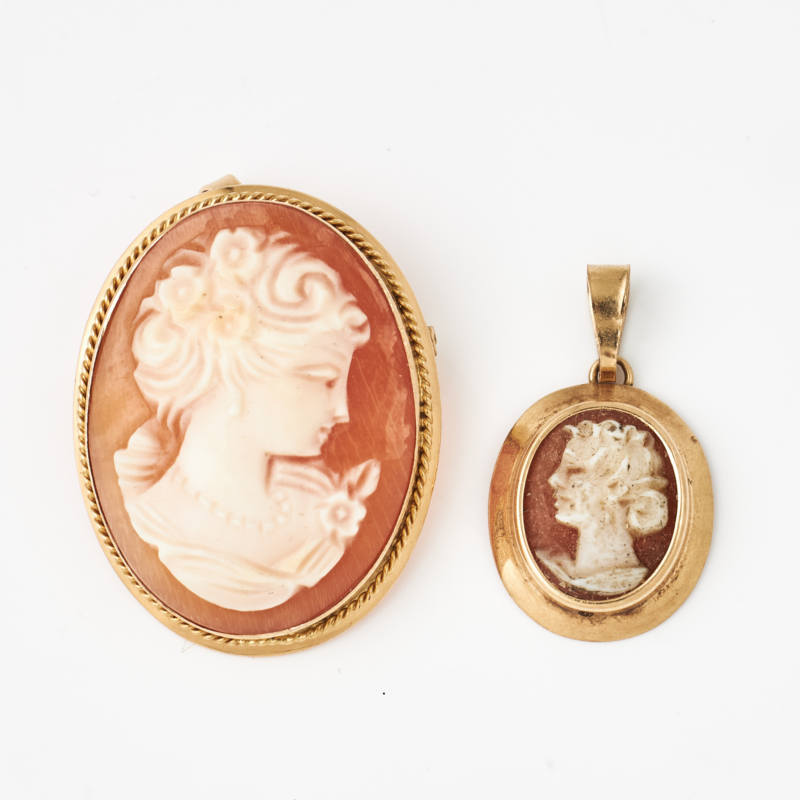 BROSCH/HÄNGE, HÄNGE, 18 k guld, kaméer, skuret snäckskal föreställande klassiska kvinnoprofiler.