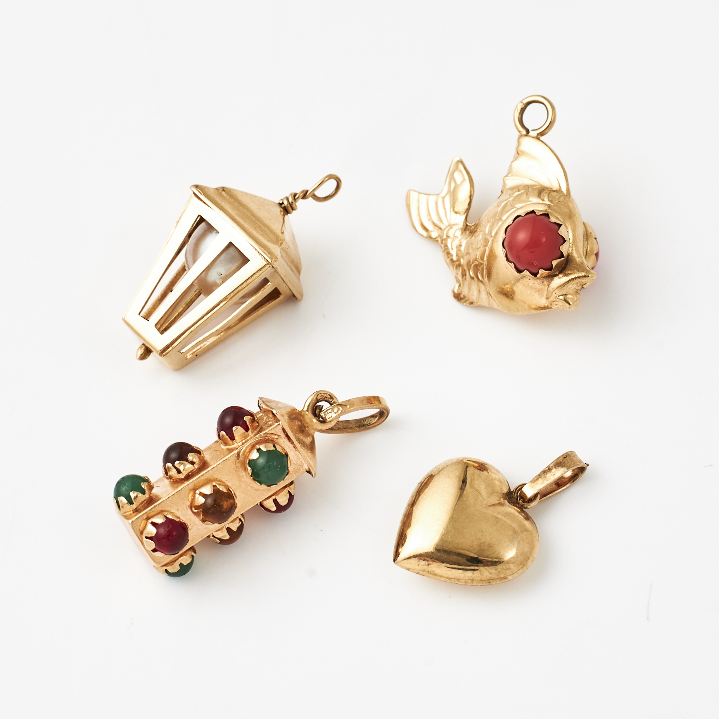 BERLOCKER, 4 st., 18 k guld, föreställande ett hjärta, lykta, trafikljus med cabochonslipade olikfärgat glasfluss, fisk.