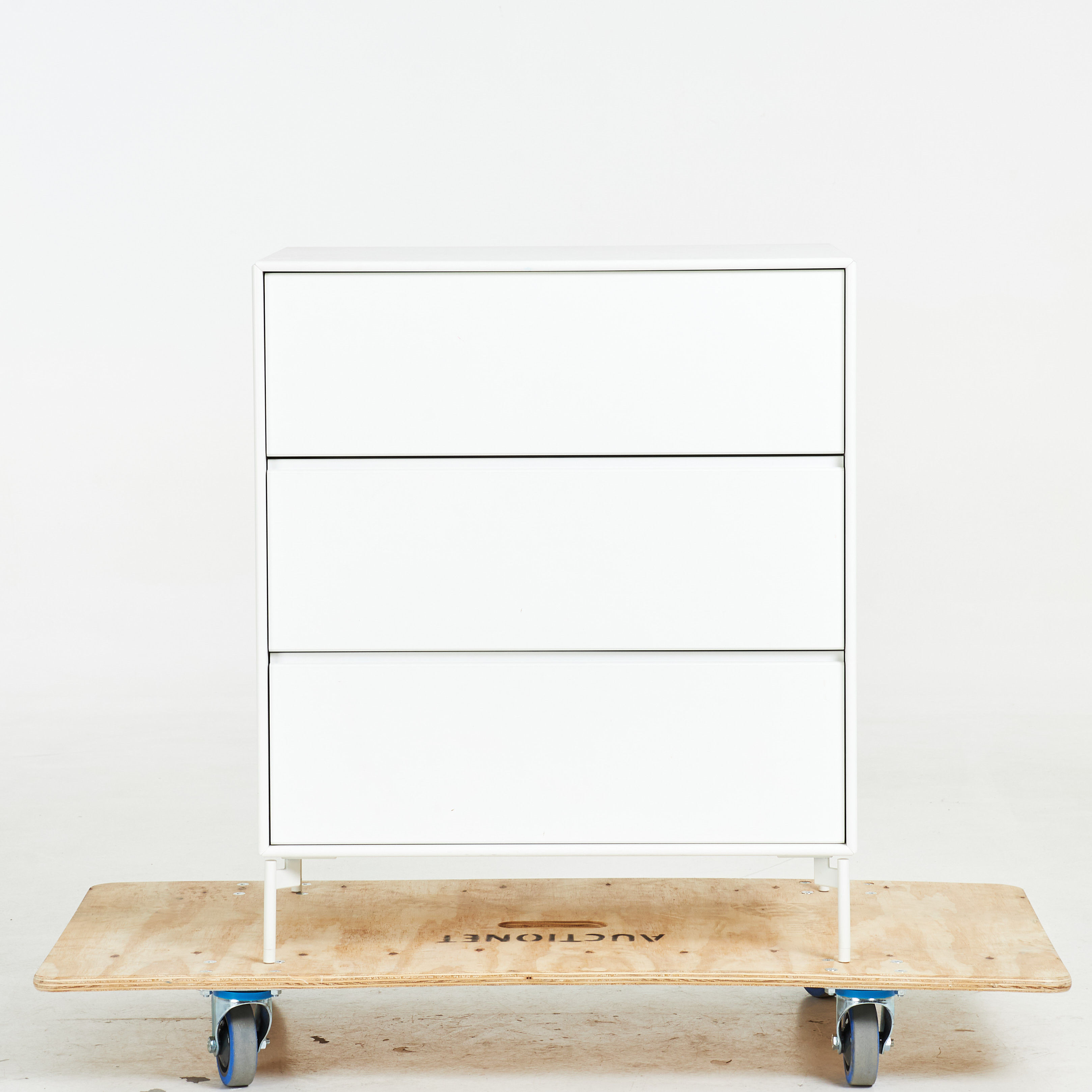 PETER J LASSEN. Montana, byrå, Danmark, tre draglådor, lackerade ben i metall.