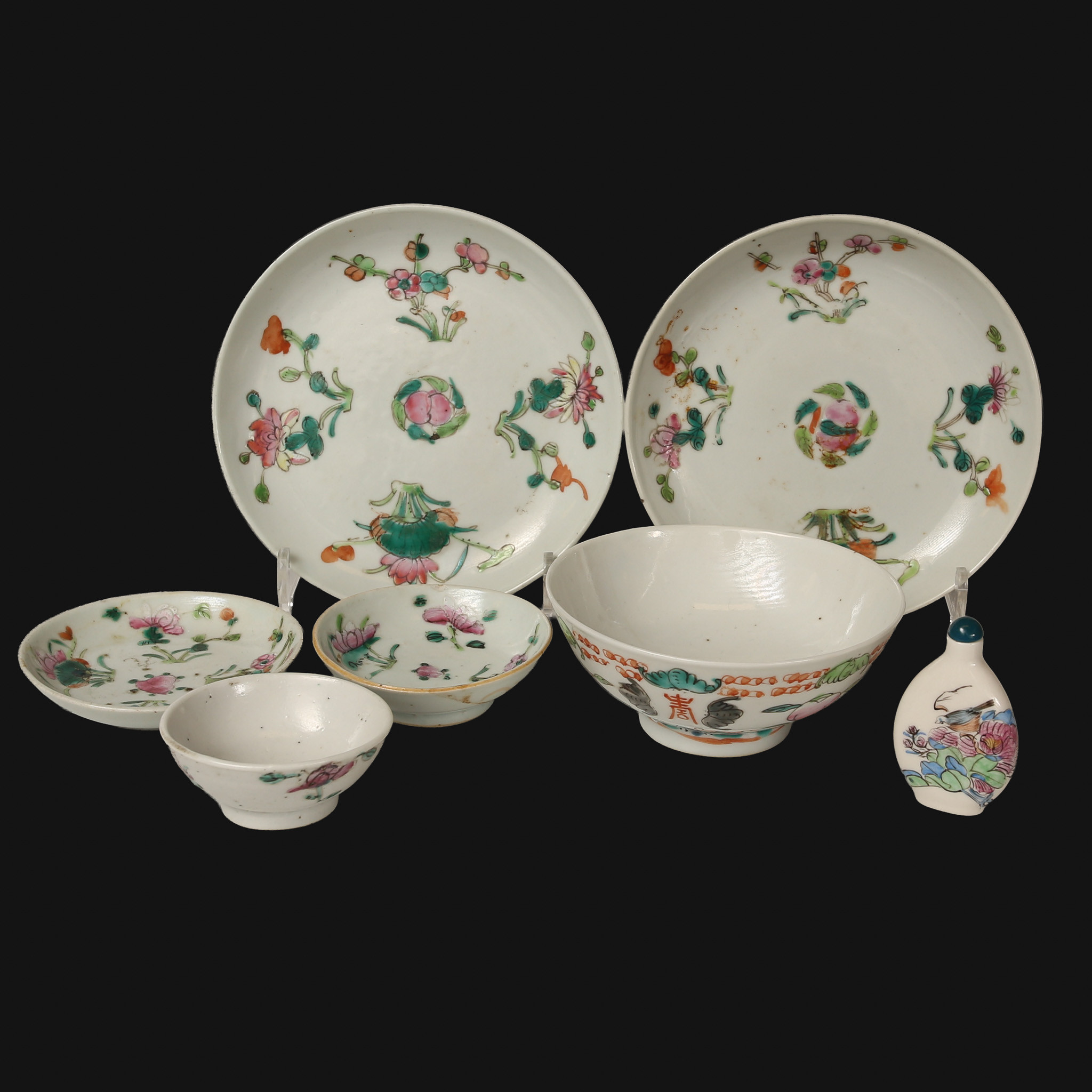 ETT PARTI KINESISKA PORSLINSOBJEKT. 7 st., emaljfärgsmåleri, Guangxu (1874-1908), och senare.