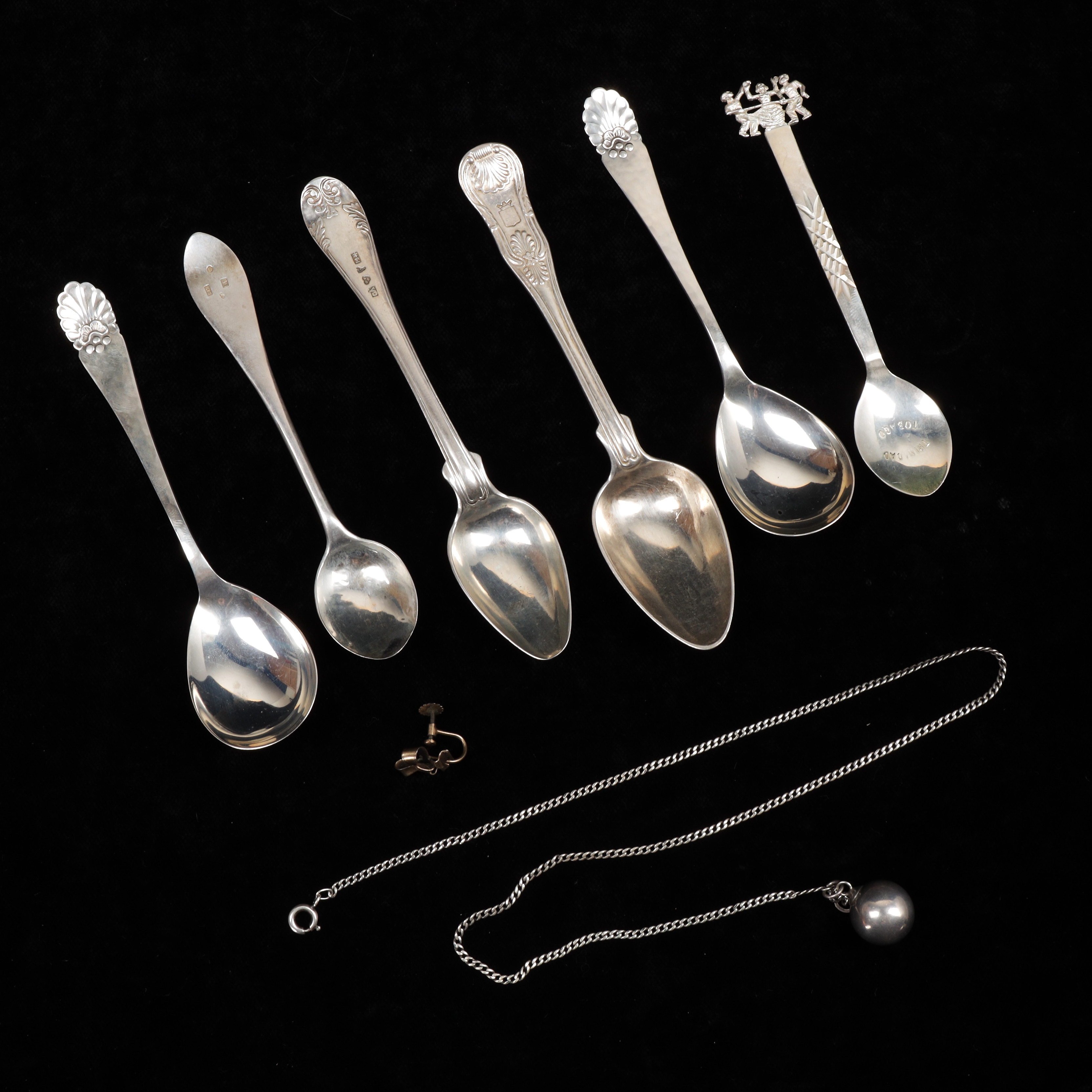 SKEDAR, HALSBAND med HÄNGE samt ÖRHÄNGE, silver, vikt 107 gram.