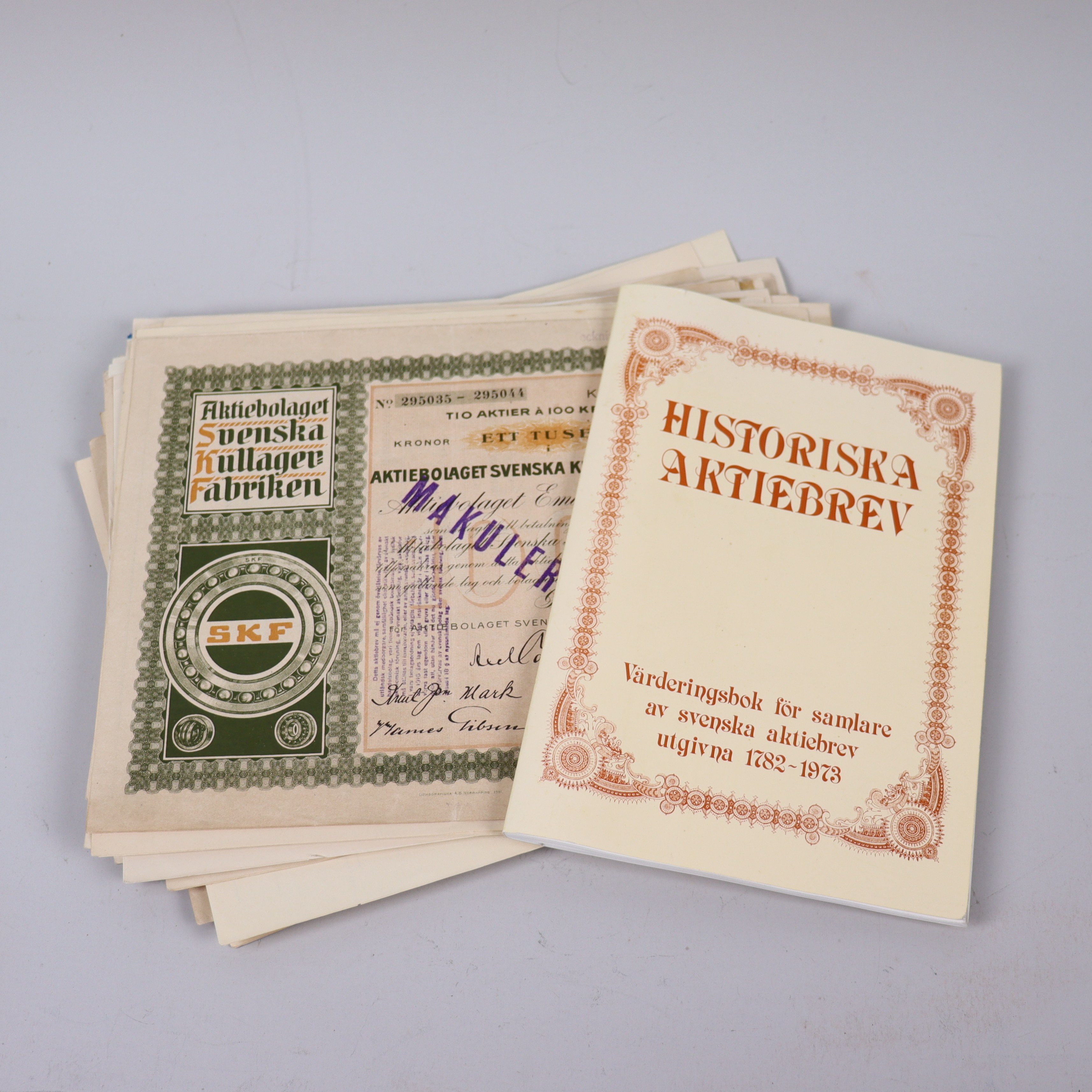 AKTIEBREV, 55 st samt bok om aktier.