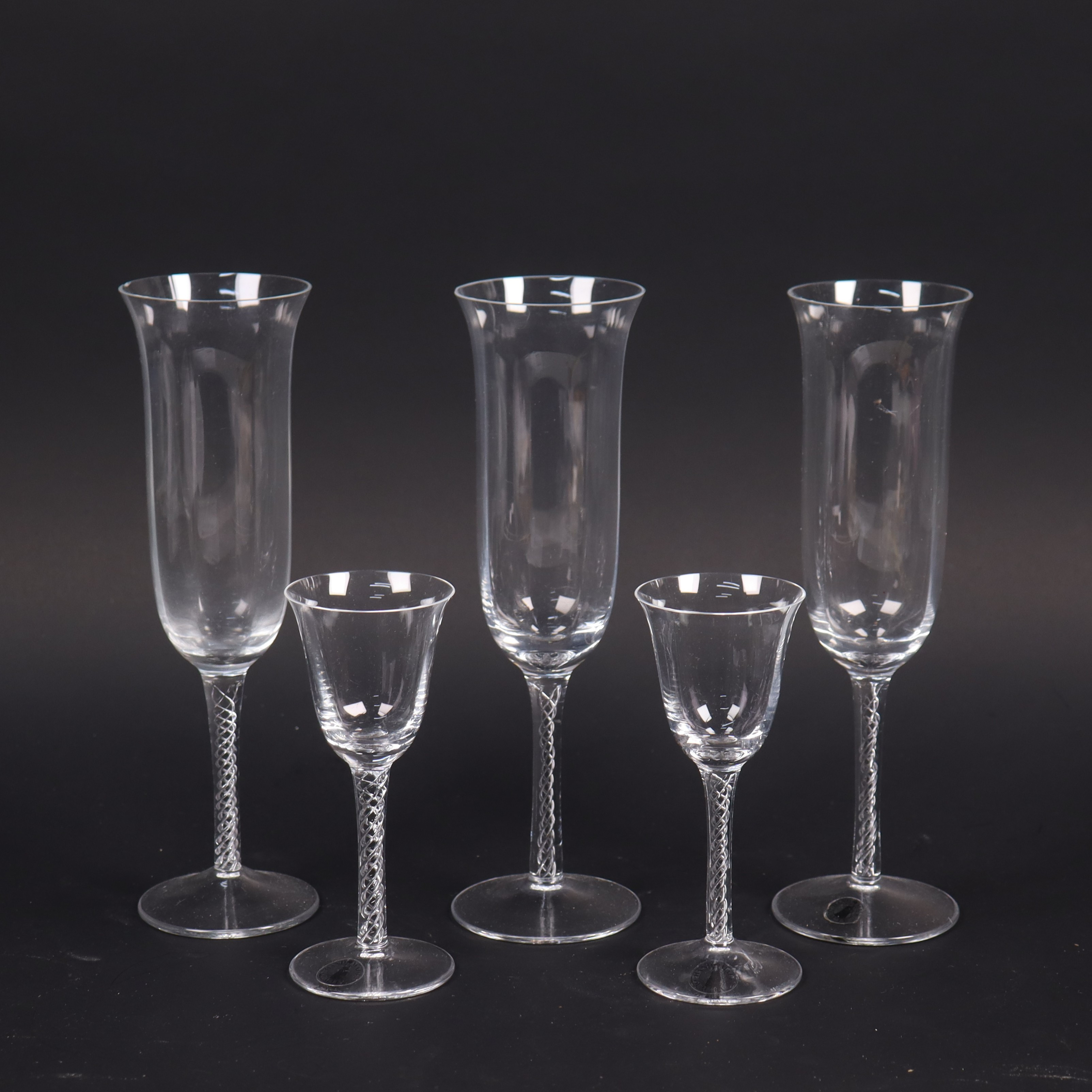 TOMAS JELINEK. "Stockholm", 14 delar, Ikea, 1990-tal, med luftspiralfot.