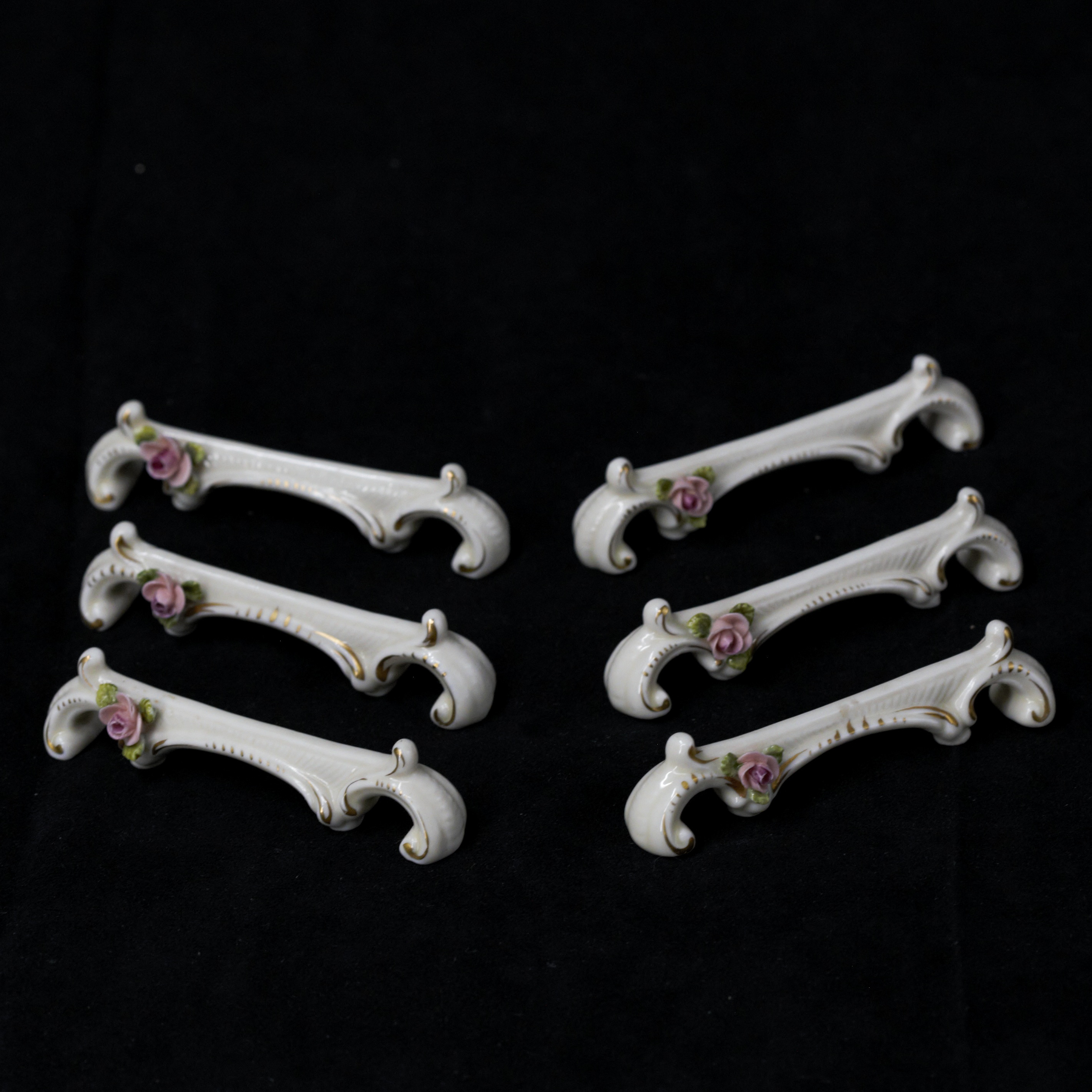 SMÖRHUNDAR/KNIVSTÖD, 6 st. porslin, dekorerade med små rosor, möjligen von Schierholz, Tyskland.