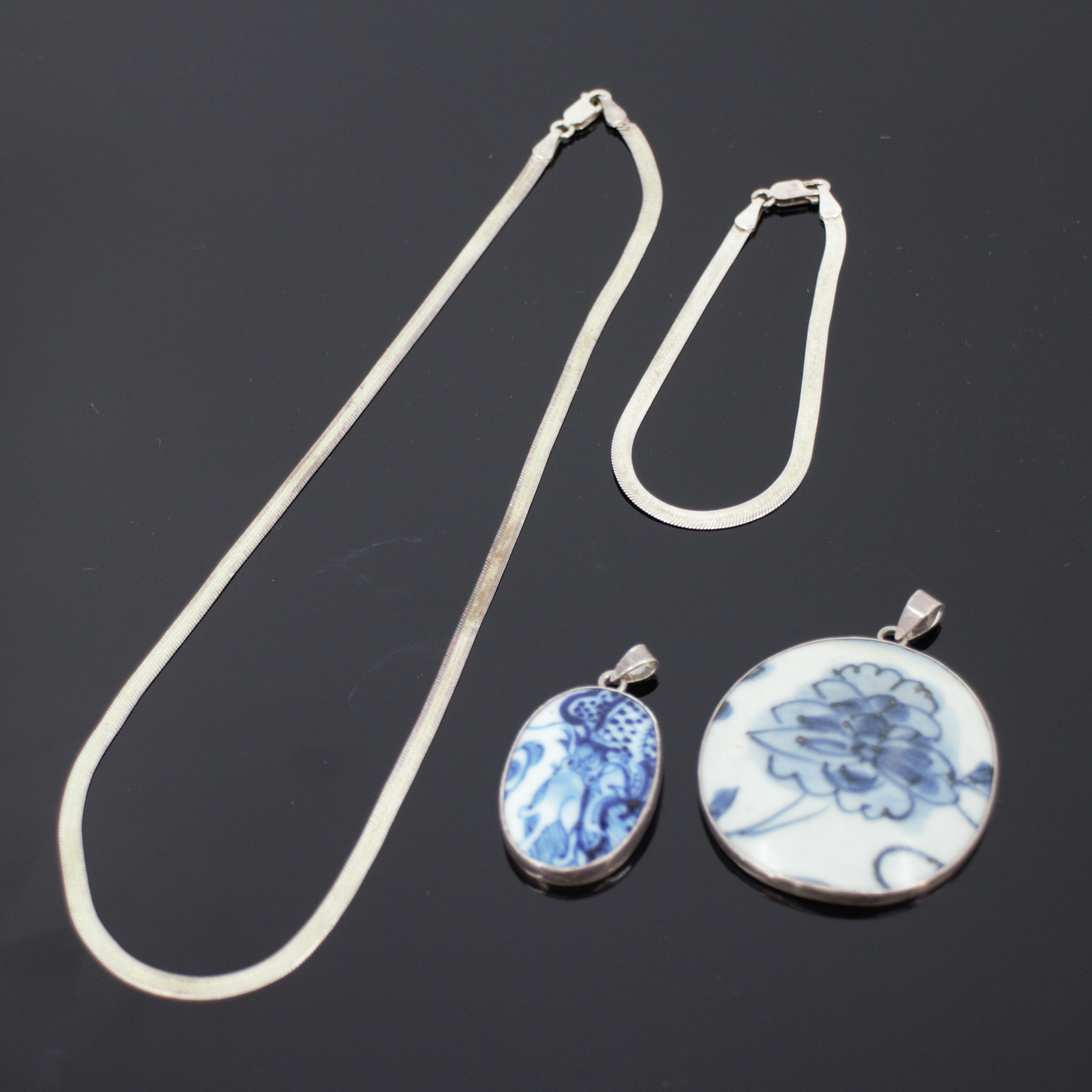 HALSBAND, ARMBAND och TVÅ HÄNGEN, 4 delar, silver, medaljonger med kinesiskt porslin.