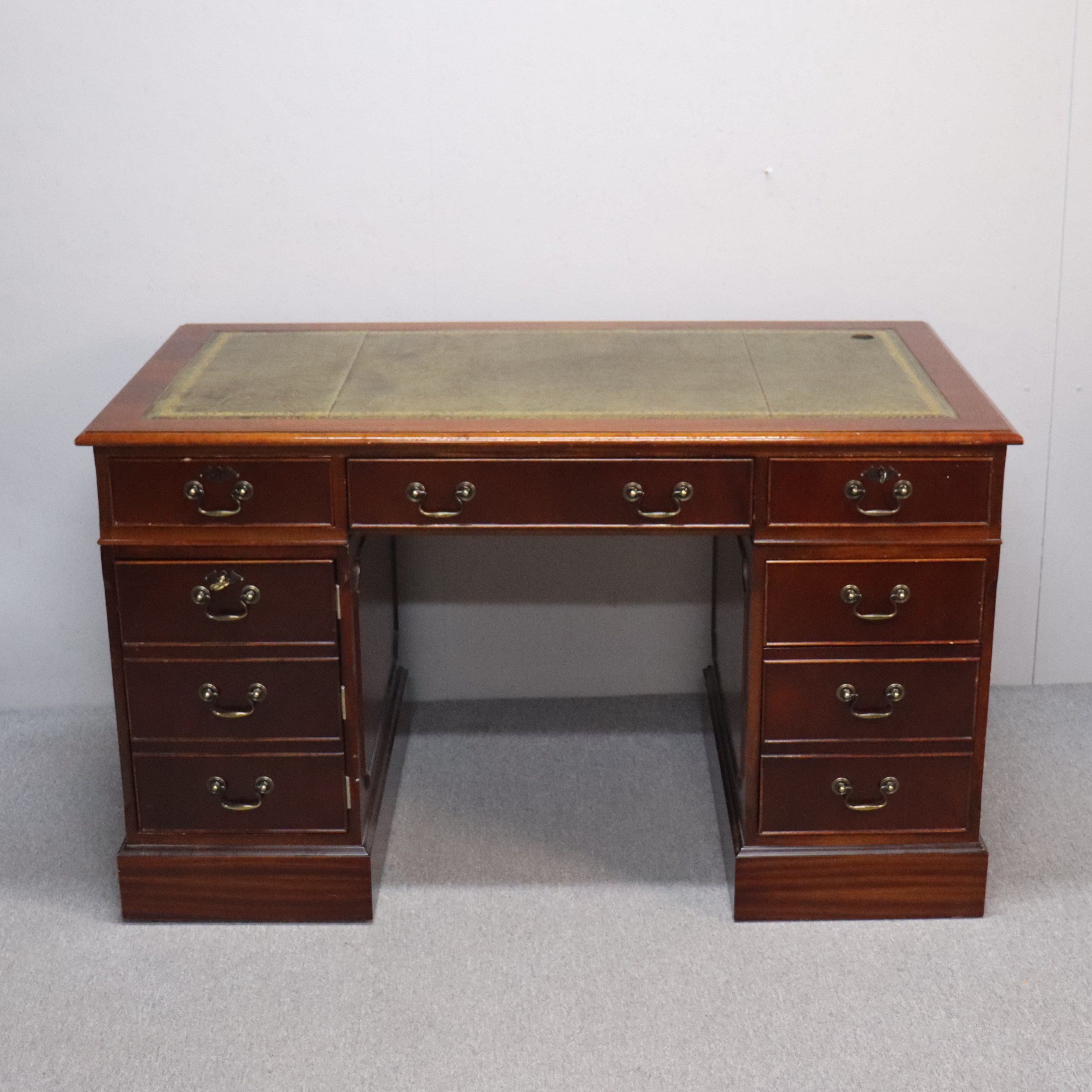 SKRIVBORD, engelsk stil, mahognyfaner samt läderyta, sent 1900-tal.