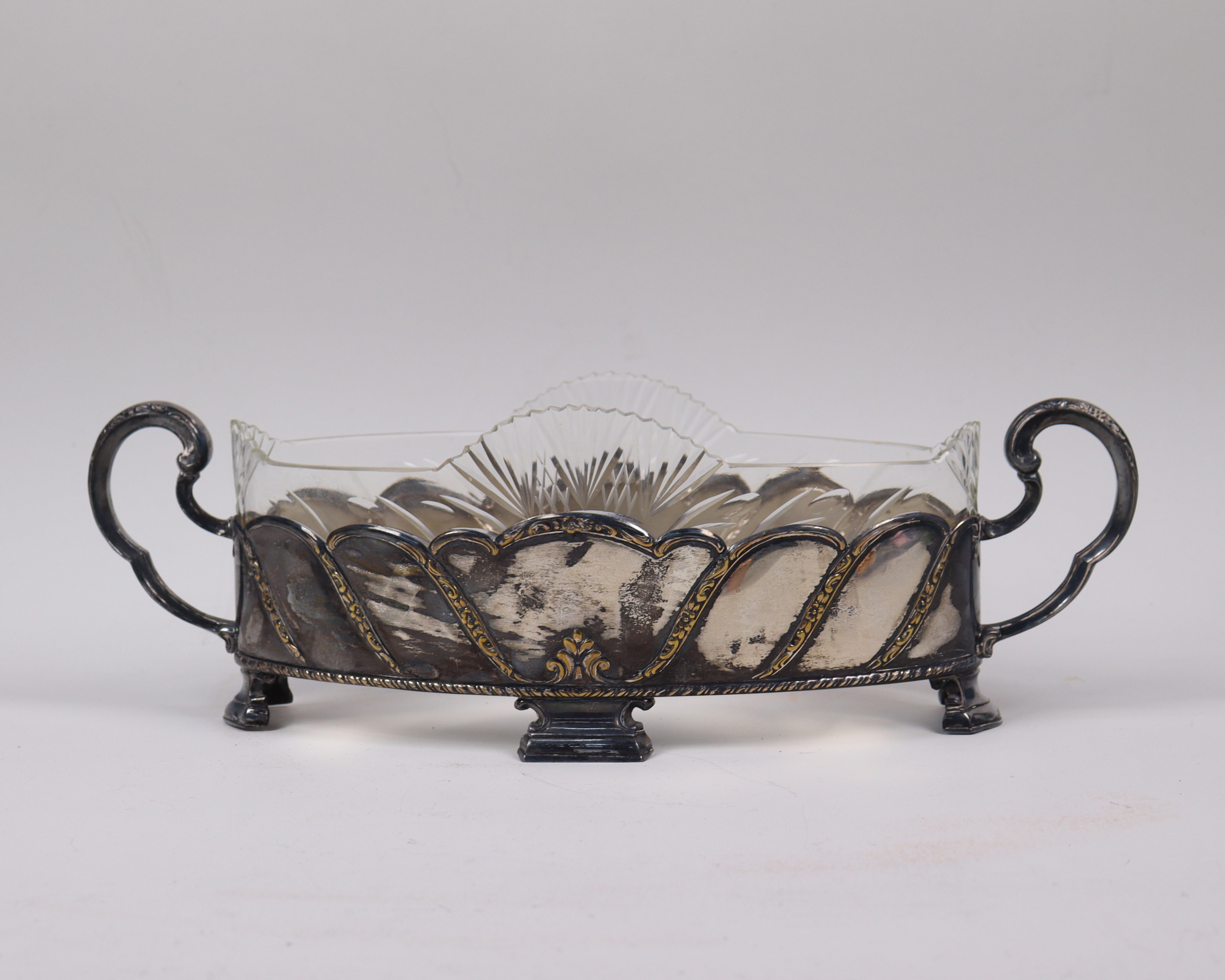 JARDINJÄR, jugend, nysilver med glasinsats, 1900-talets första hälft.